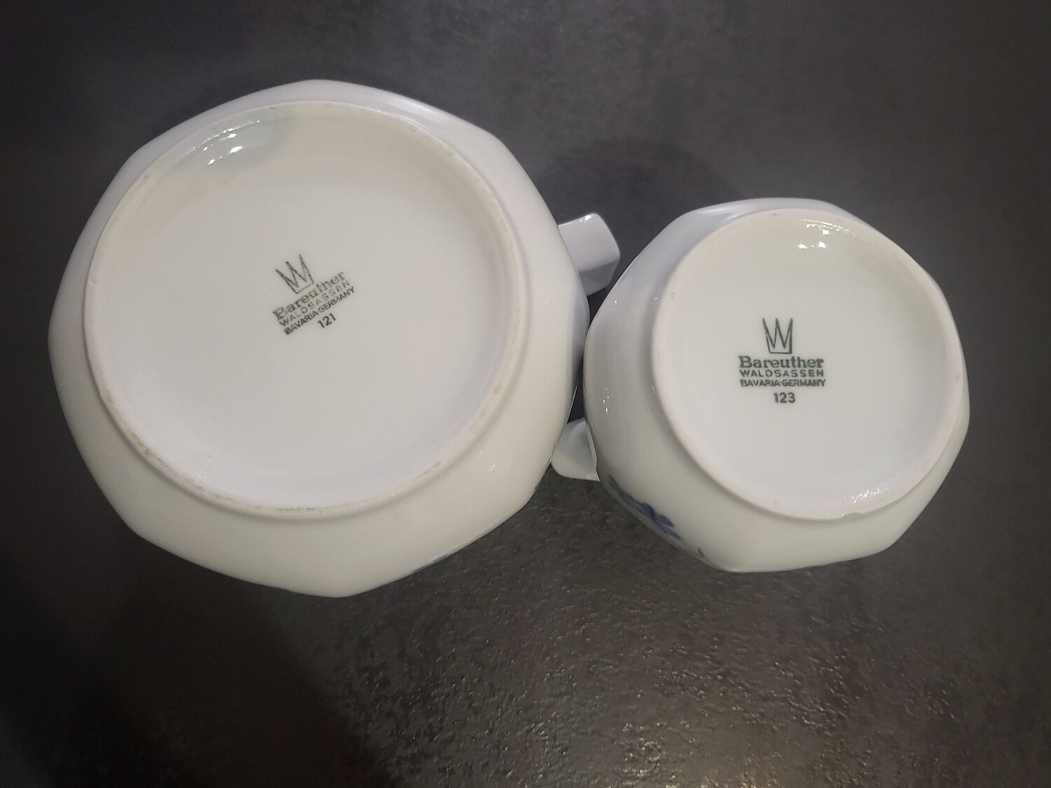 1 milk jar and 1 sugar jar of the brand bavaria