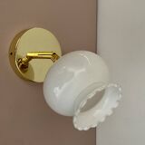 Applique globe vintage en opaline blanche