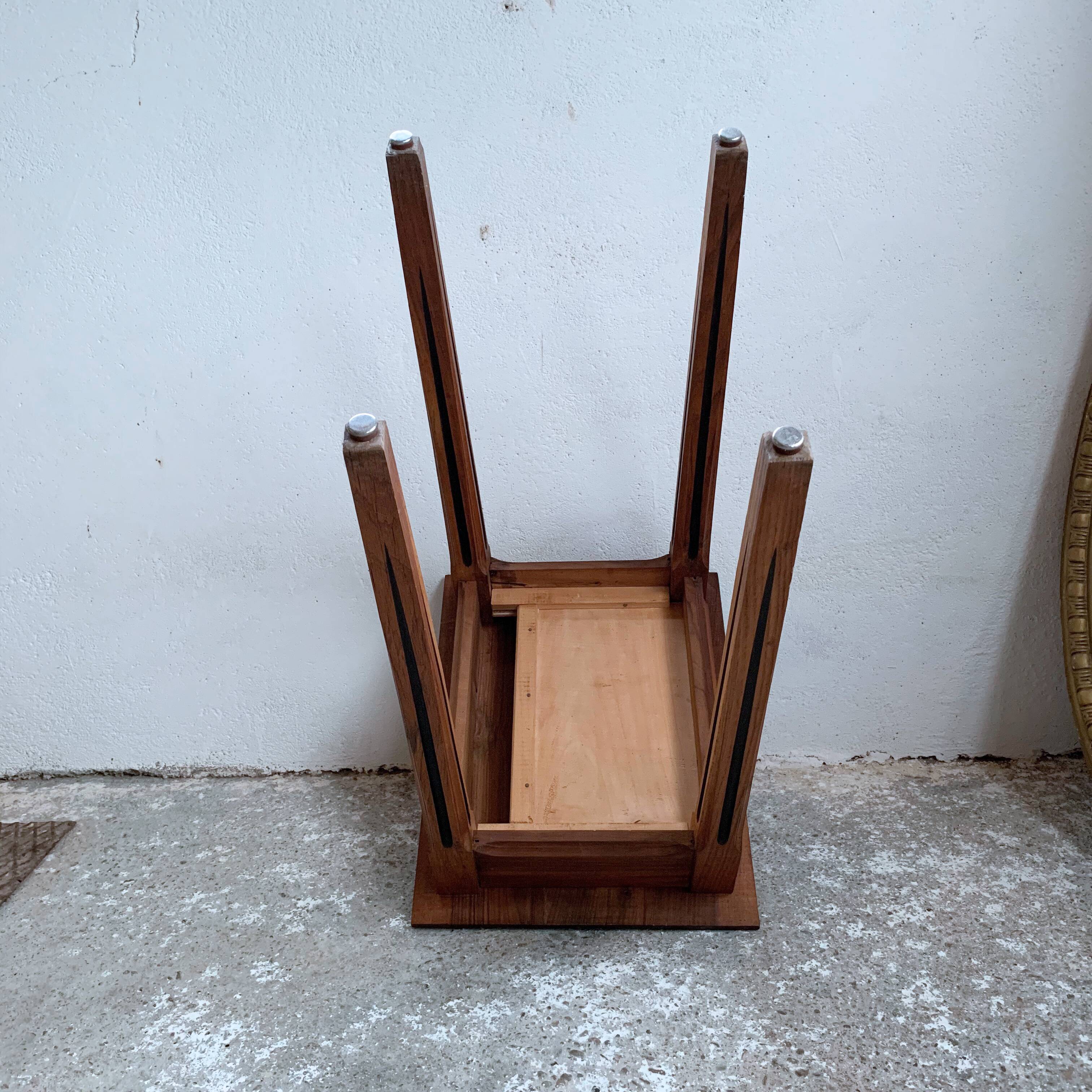 Table log with pink art deco marble