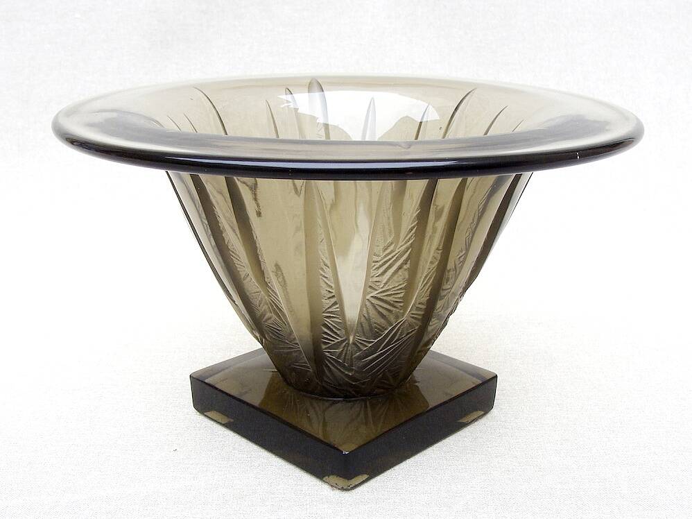 Coupe Art Déco en verre fumé à motifs géométriques