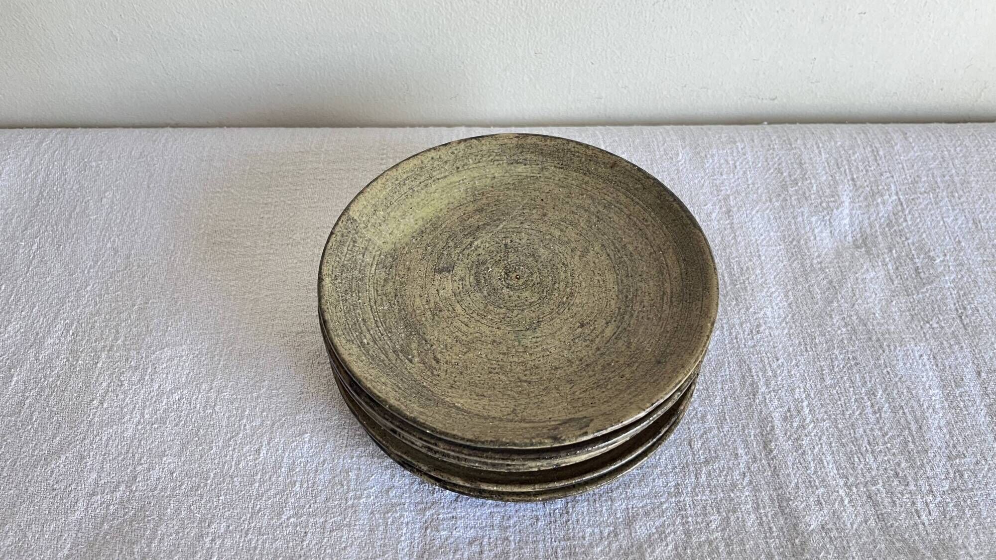 Set of 6 dessert plates in brutalist stoneware from the 1970s.