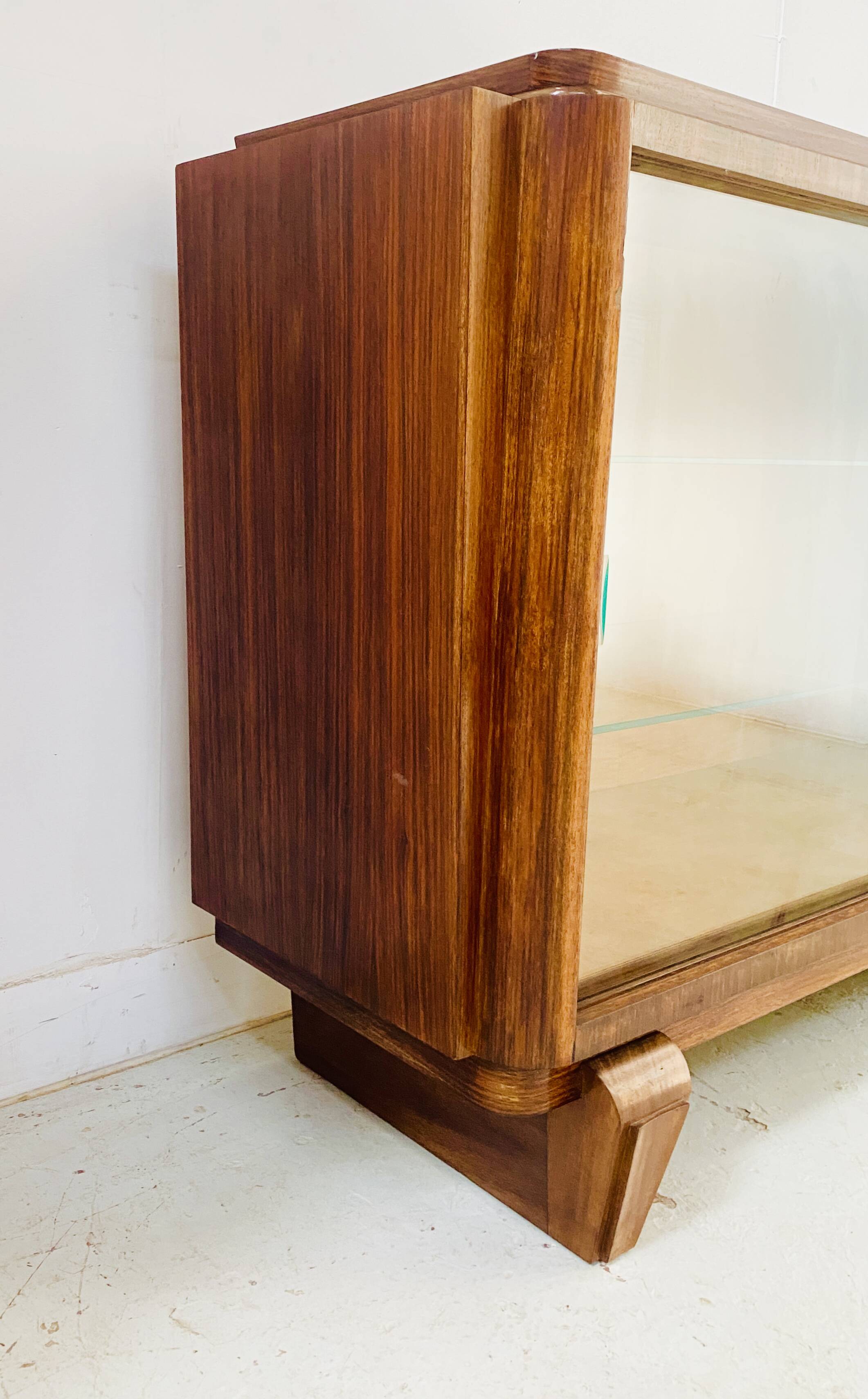 Art Deco display case in mahogany and veneer, 20th century