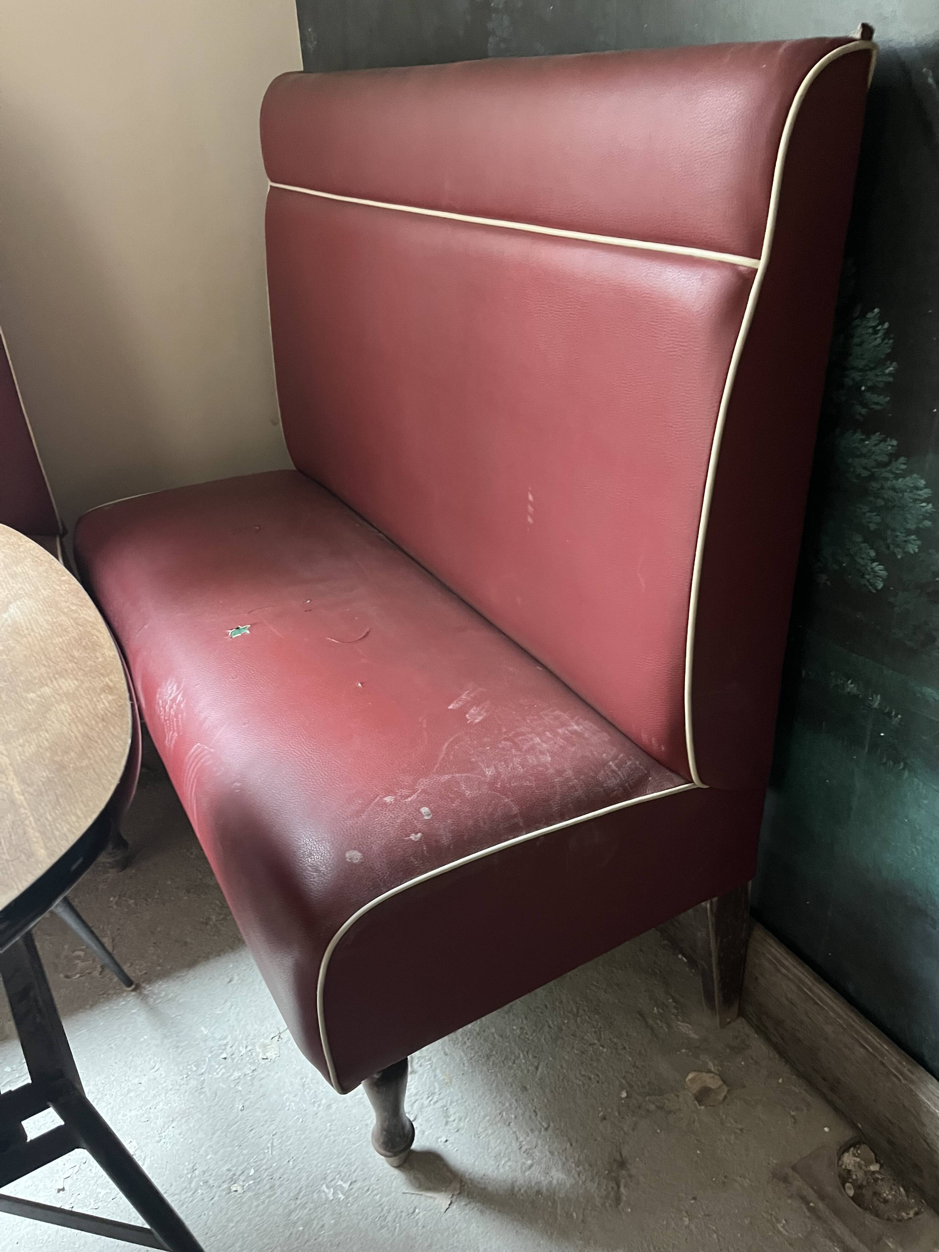 Restaurant-style bench in Bordeaux faux leather.