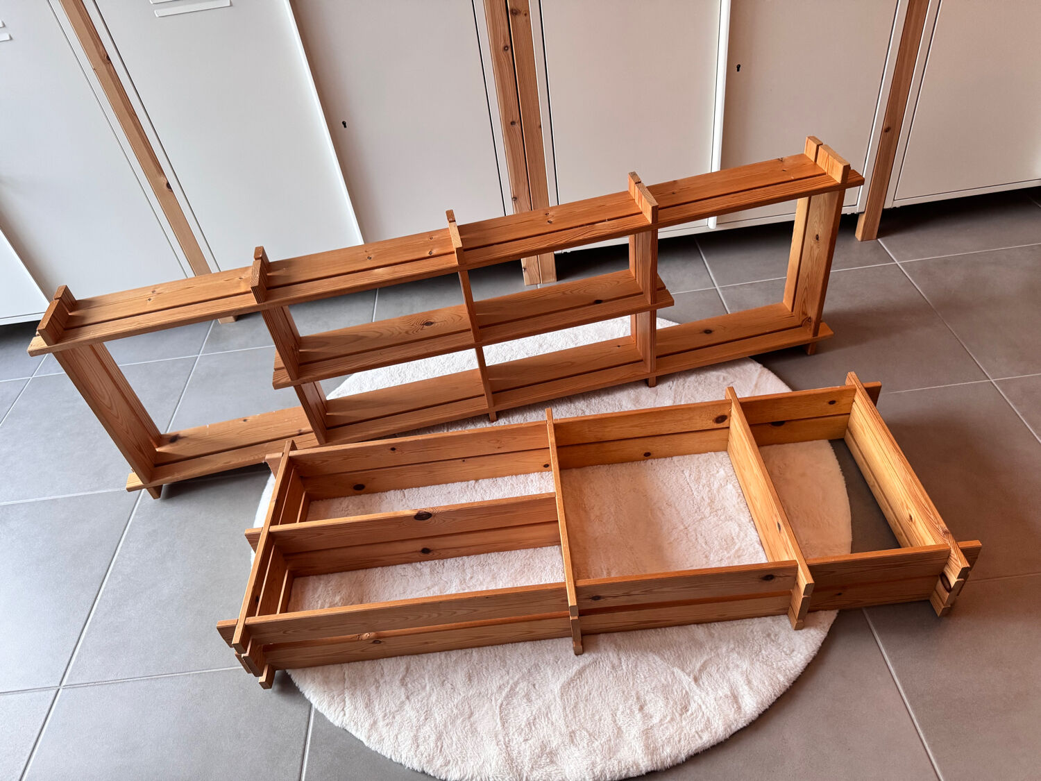 Lot de deux étagères en bois (pin) murales