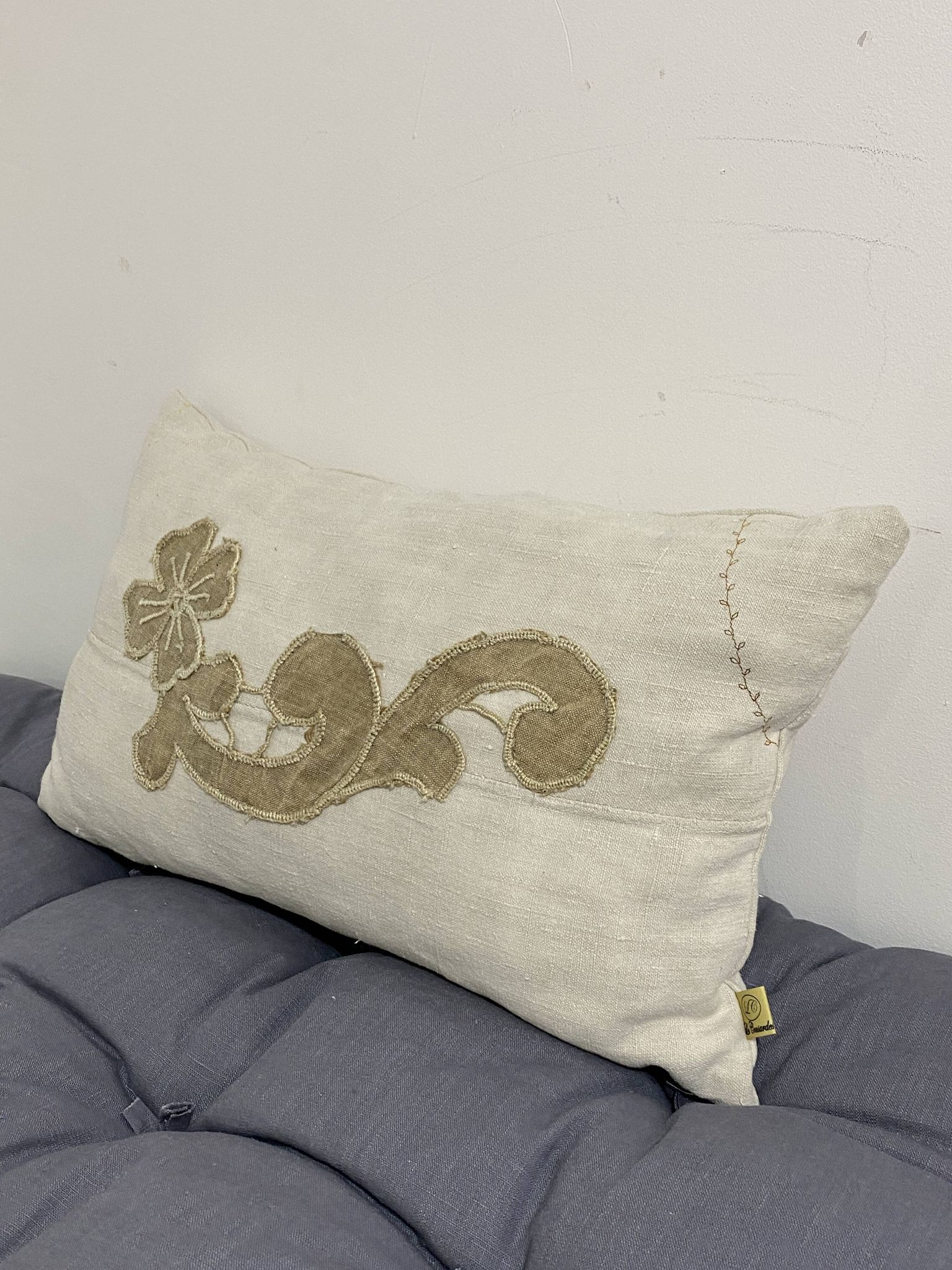Coussin en toile ancienne avec ornement
