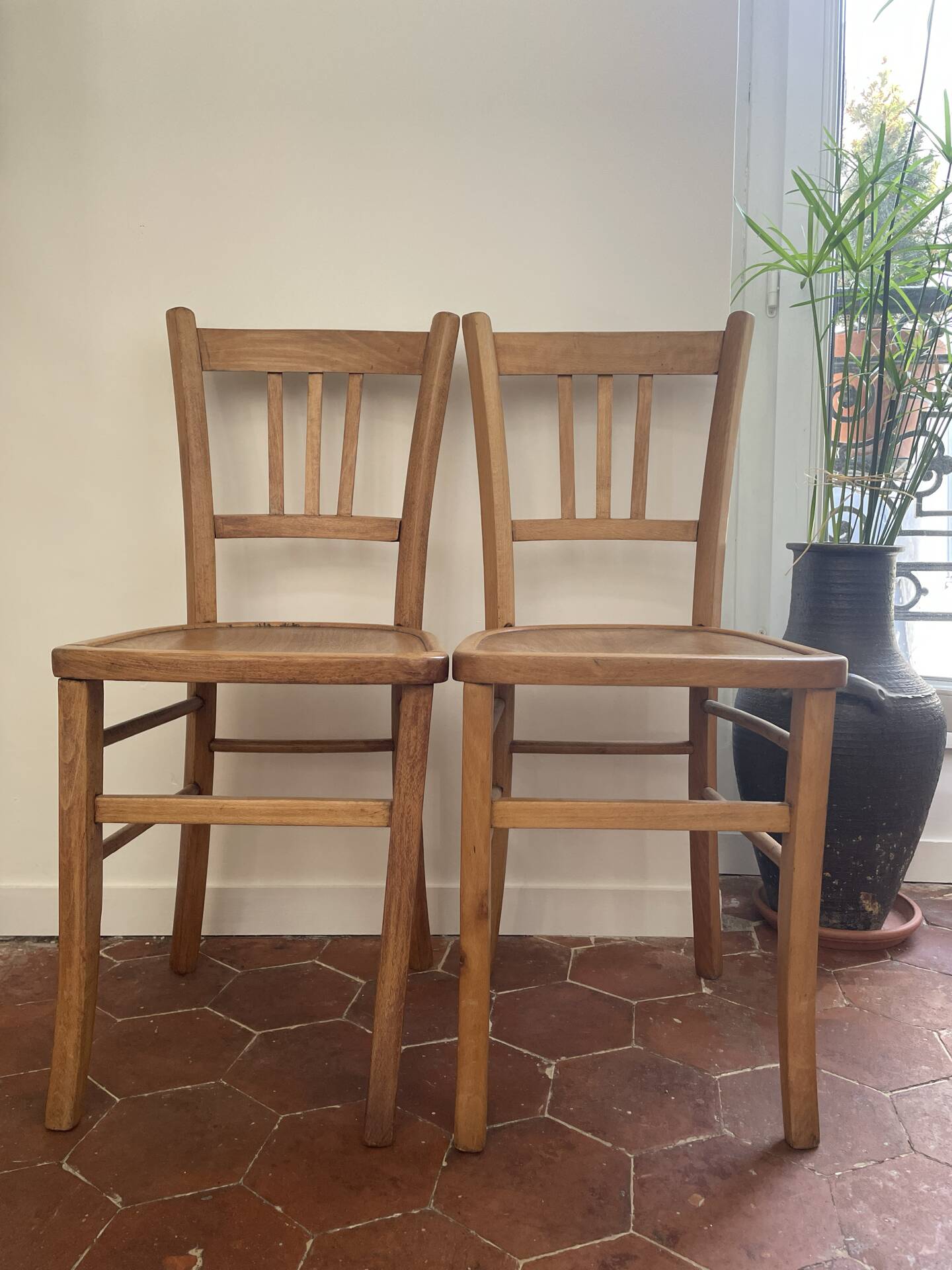 Paire de chaises vintage en bois – lignes sobres et belle patine