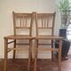 Paire de chaises vintage en bois – lignes sobres et belle patine