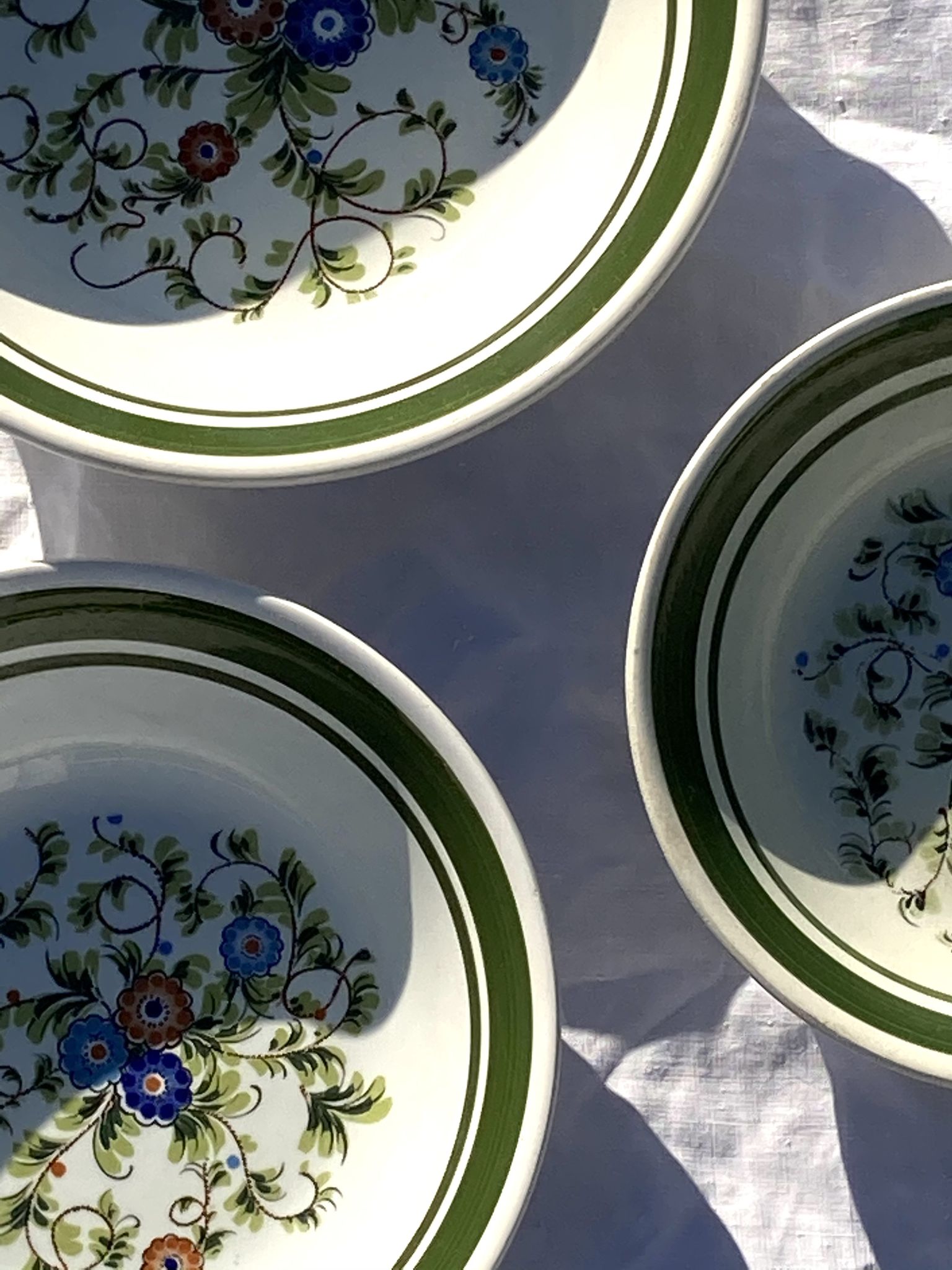 Le lot de plat motif fleurs