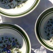 Le lot de plat motif fleurs