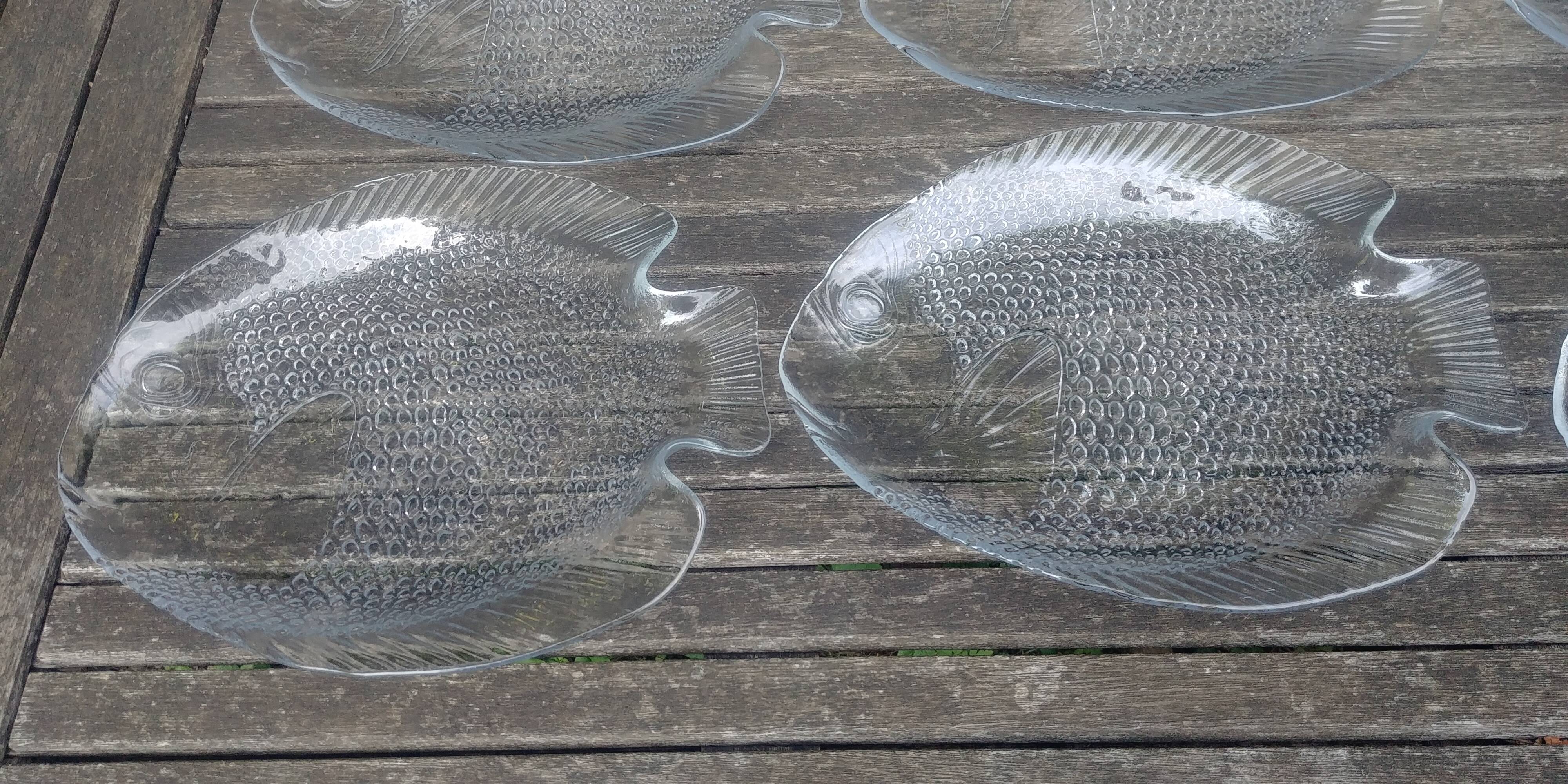 Set of twelve Arcoroc transparent glass fish-shaped dinner plates - vintage.