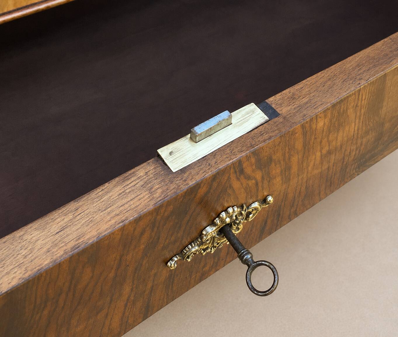 Louis-Philippe commode in Walnut Burl, mid-19th century.