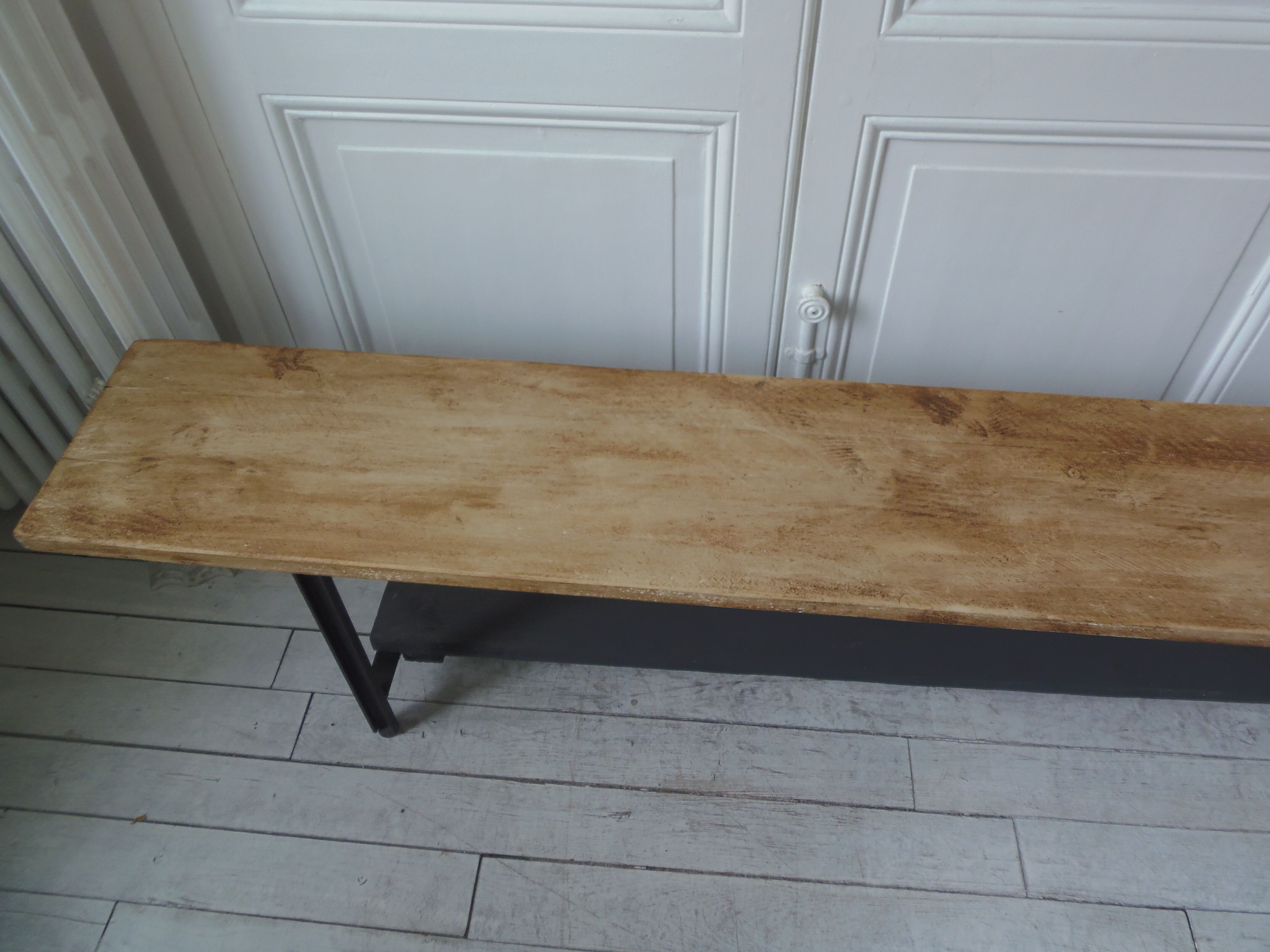 Bench metal structure and cross slate gray wood, waxed seat medium oak.