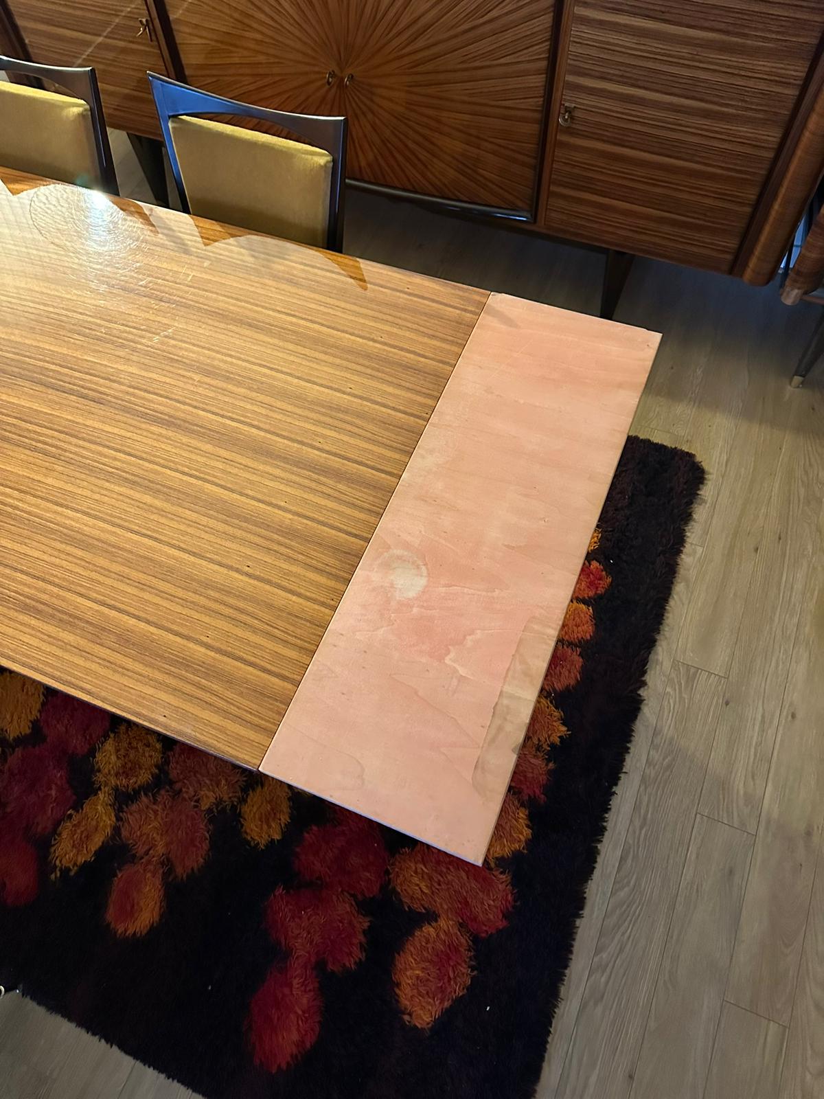 Table en bois marqueté + 6 chaises velour et bois