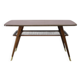 Table basse allemande des années 50 avec étagère en rotin et pieds en laiton.