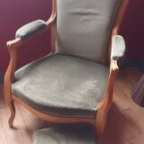 Fauteuil voltaire et un repose pieds