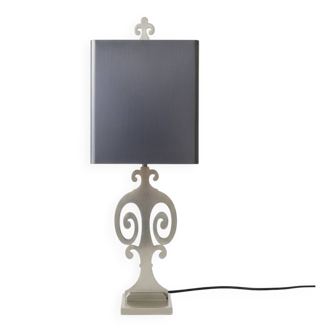 Lampe de table néoclassique en métal brossé, dans le goût Maison Charles