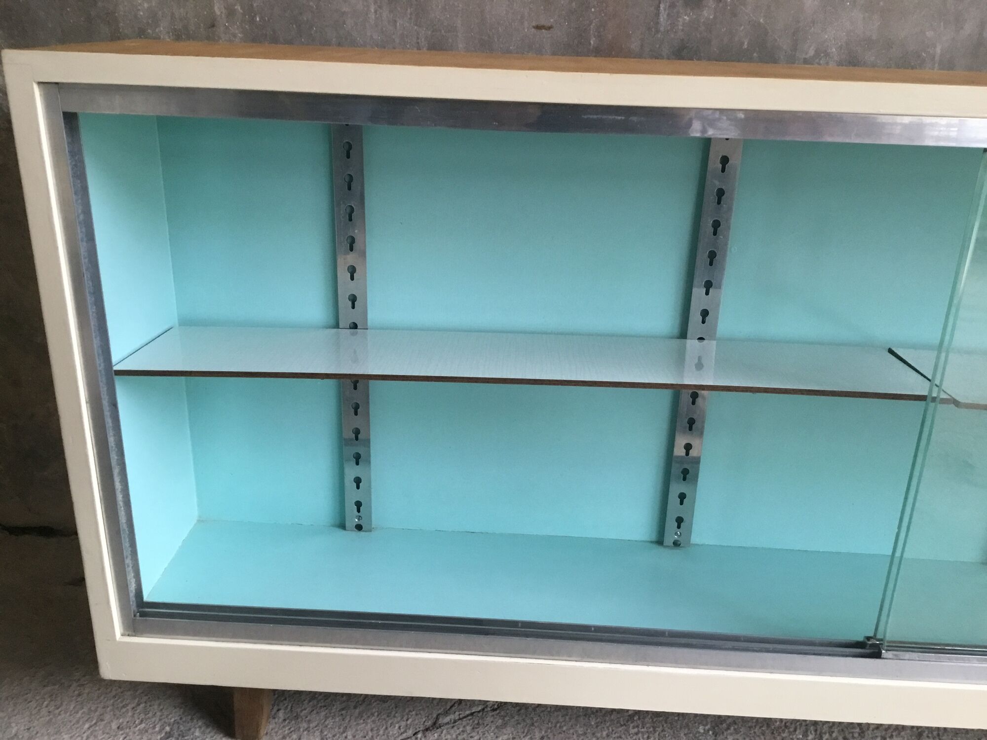 Showcase on feet forming enfilade - vintage furniture - 1960