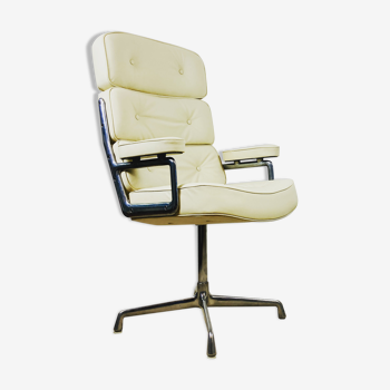 Lobby model armchair by Charles & Ray Eames, Herman Miller edition