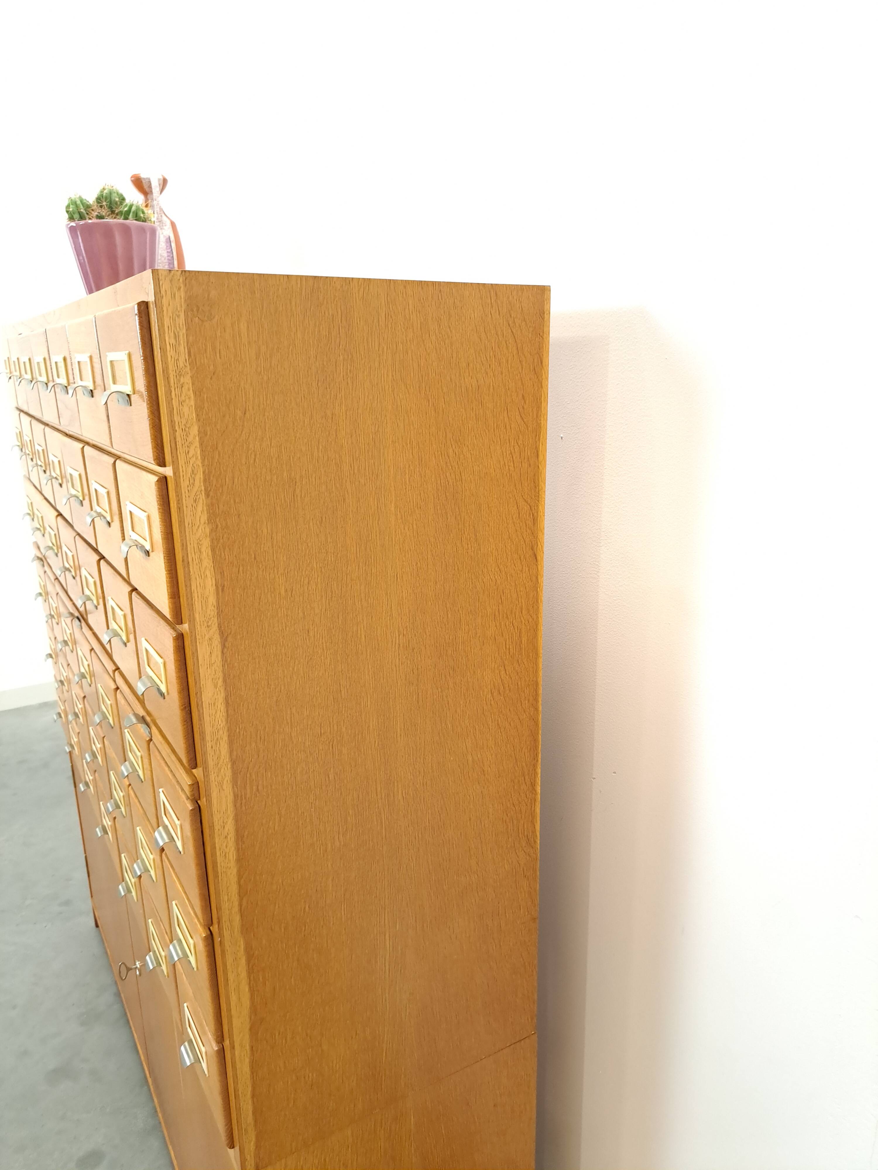 Oude houten ladekast met uitschuifbare planken