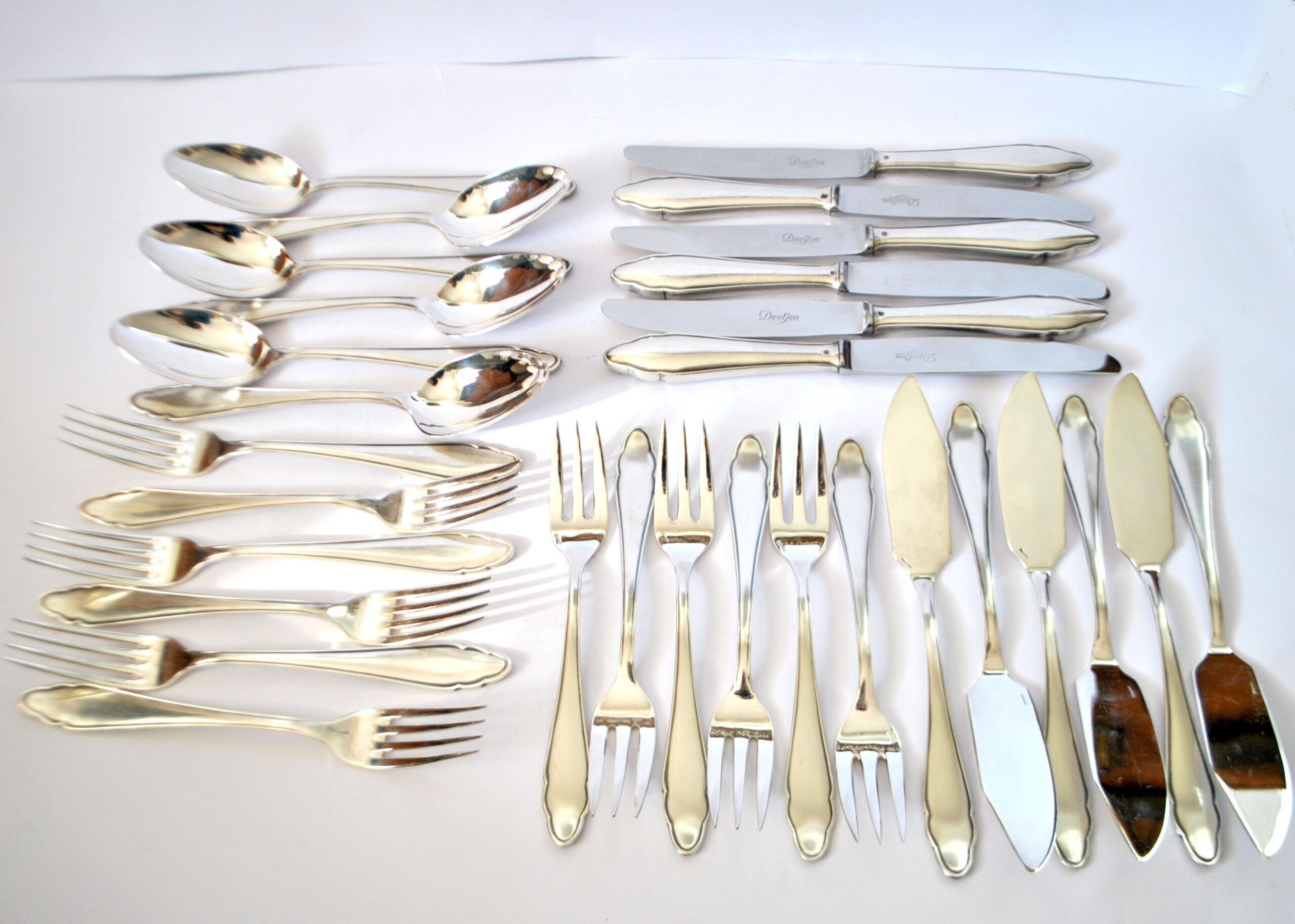 DEETJEN 30-piece modernist cutlery set with scalloped edges