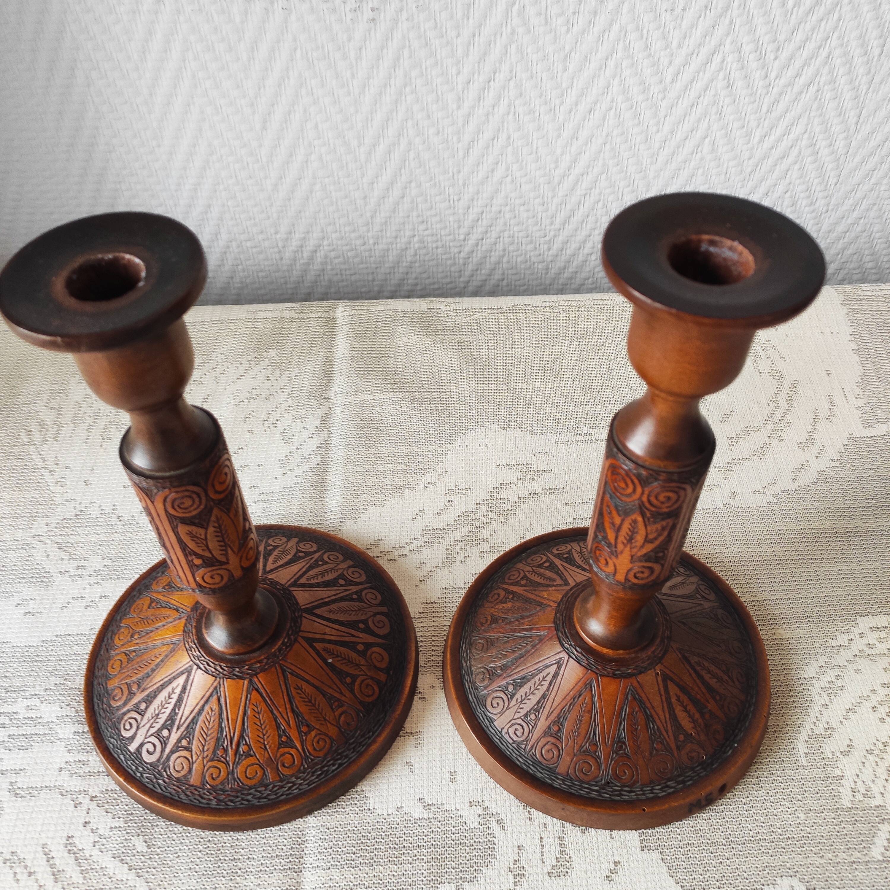 Paire de bougeoirs en bois sculpté