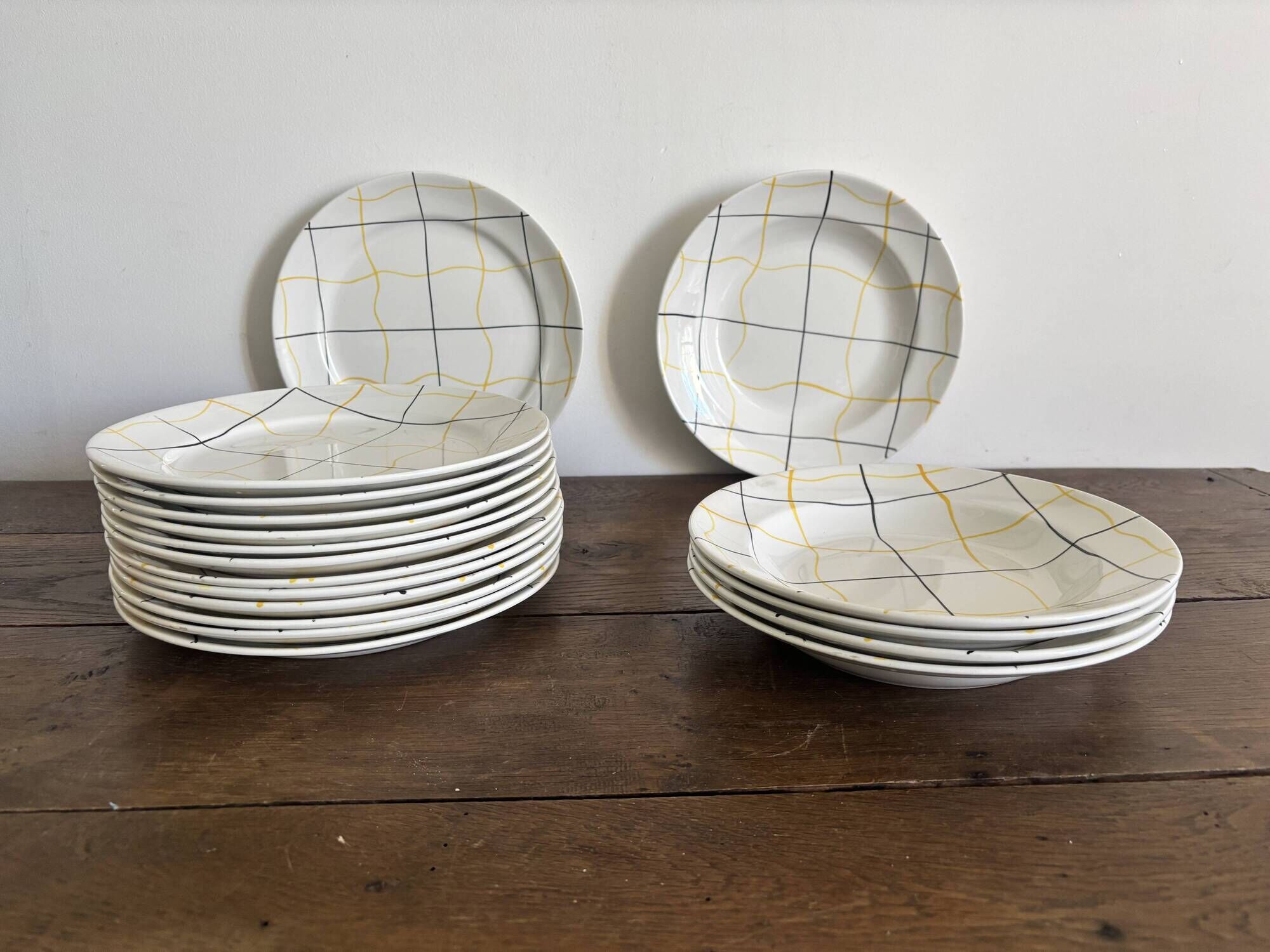 Vintage Longchamp France service – 18 graphic plates from the 1950s.