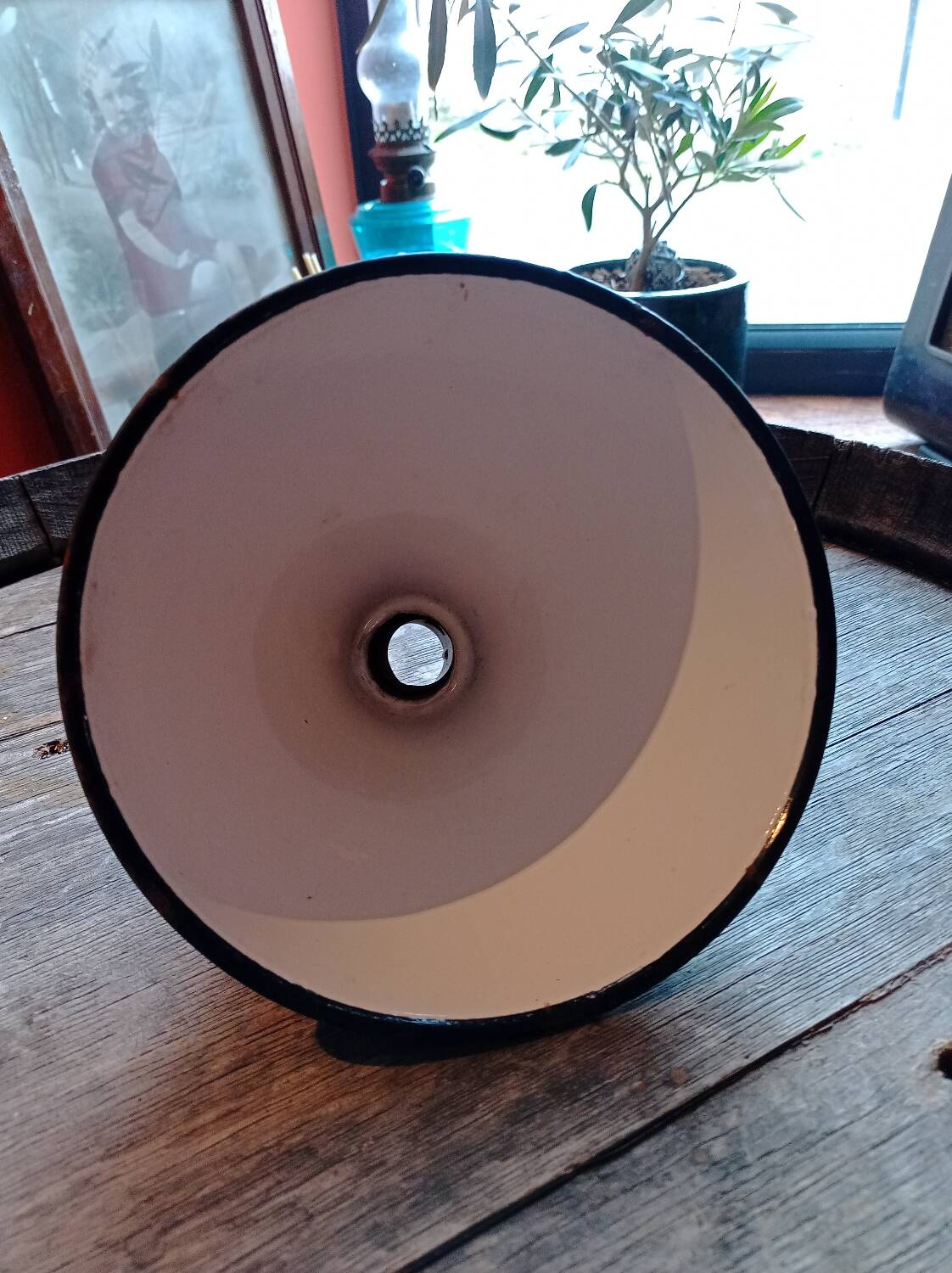 Enamelled bowl suspension