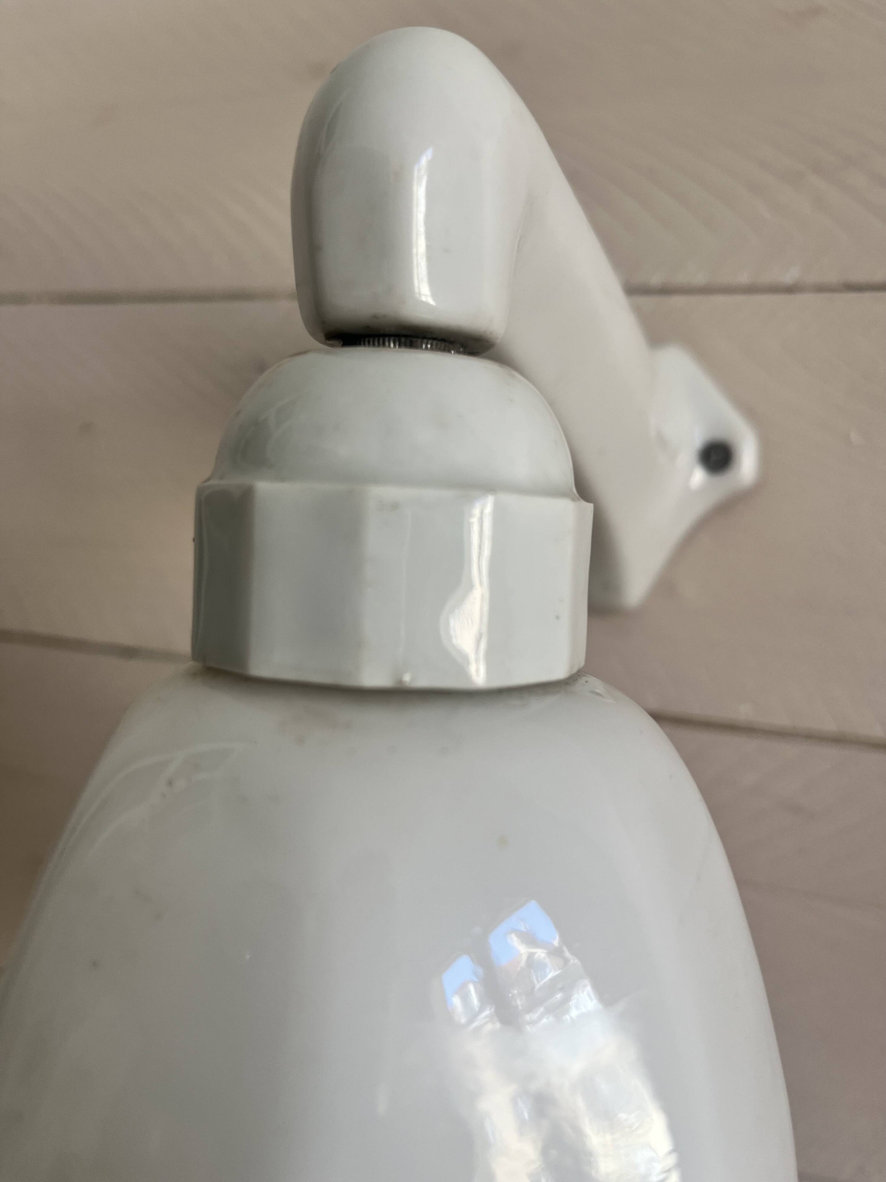 Art Deco wall light in ceramic and opaline.