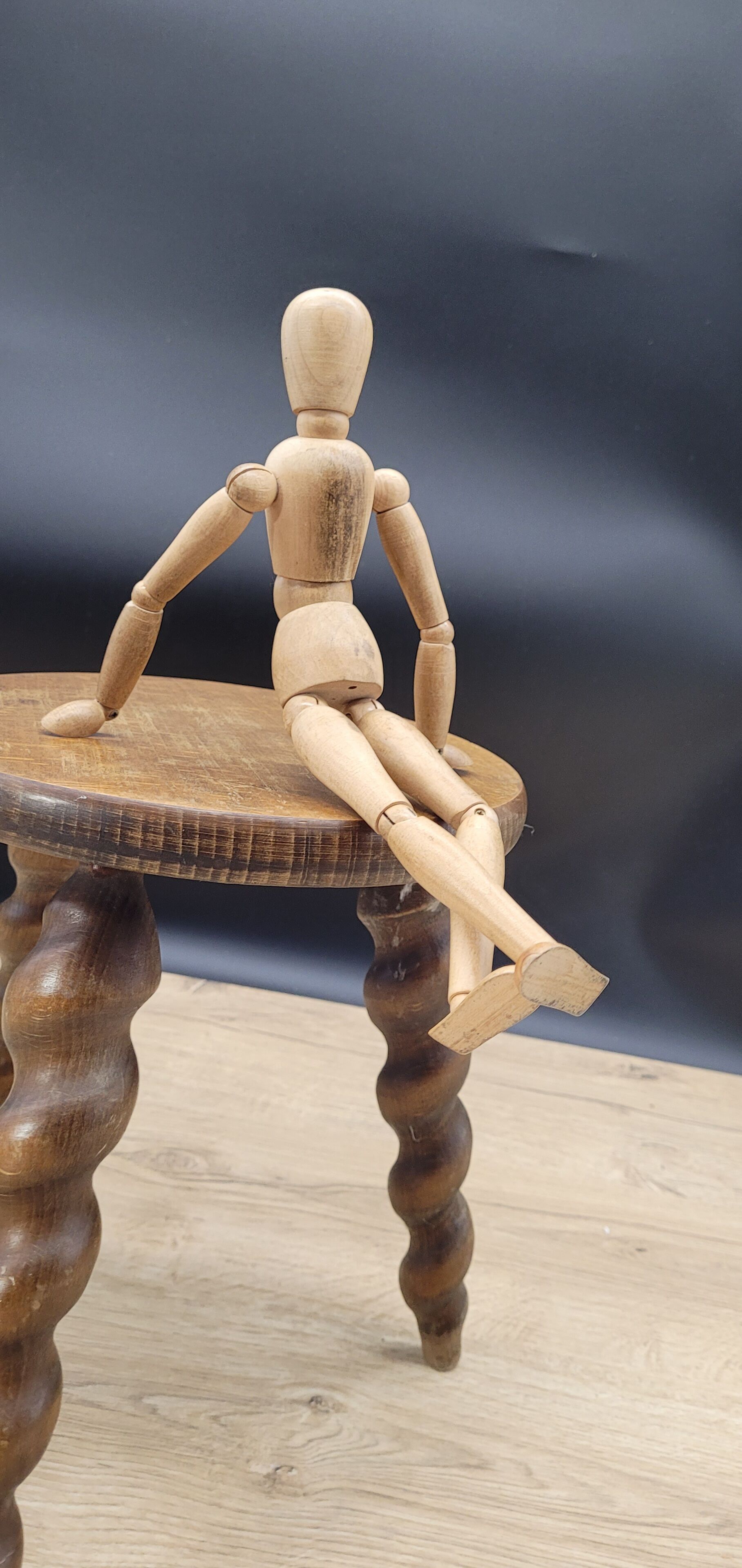 Tripod stool twisted feet