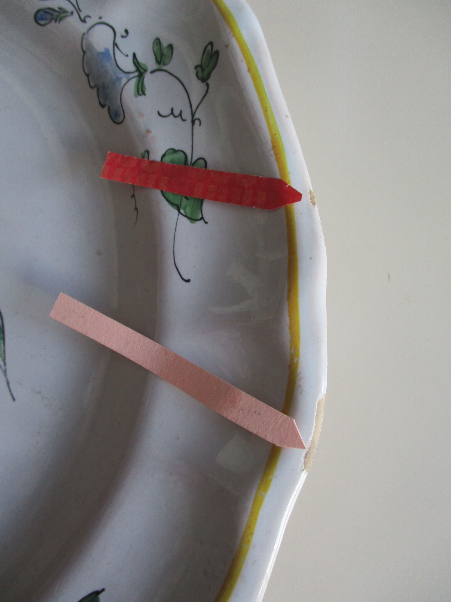 Ceramic plate floral decoration