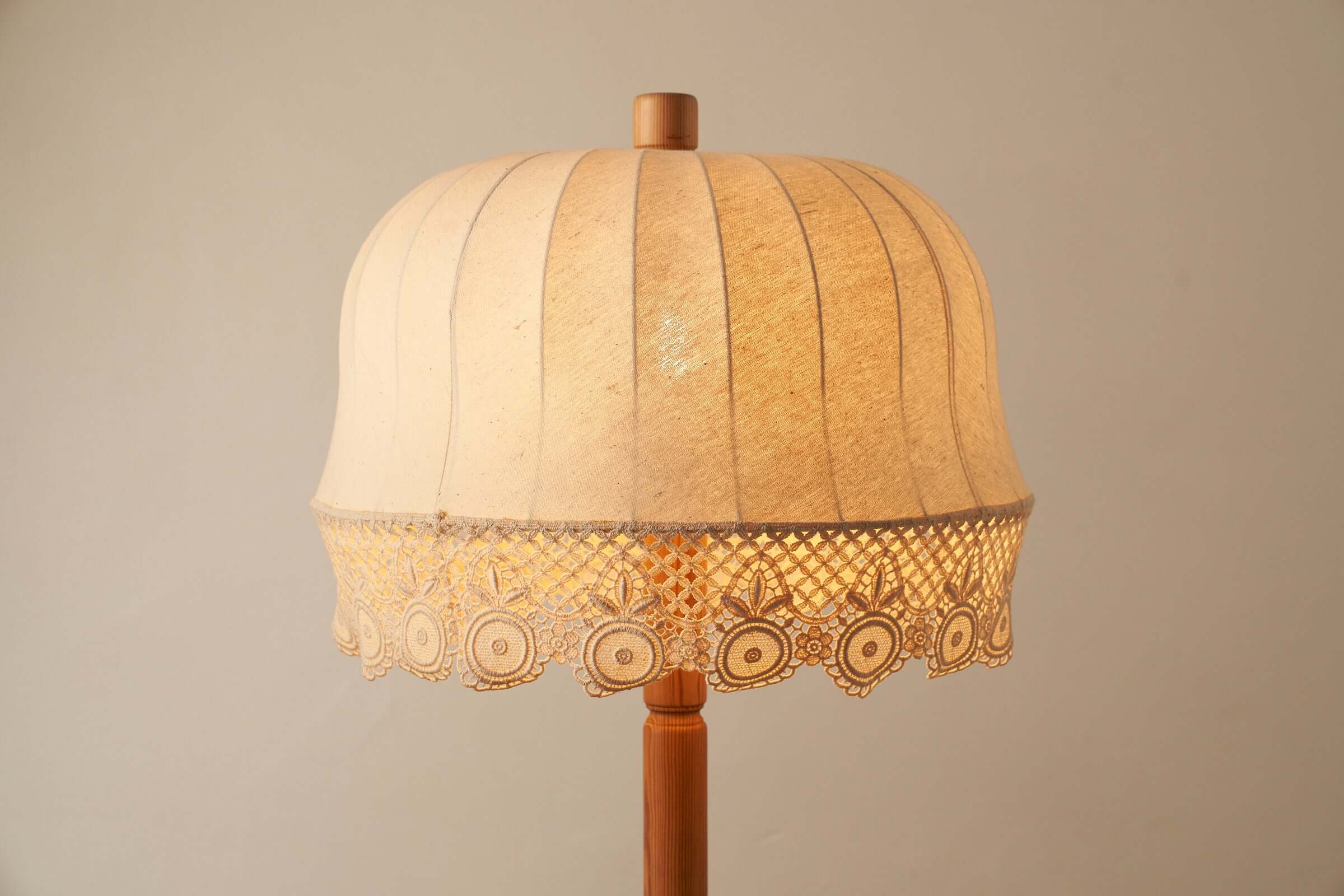 Lampadaire en bois et textile de Suède
