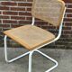 Chaise Cesca modèle b32 en blanc et bois par Marcel Breuer