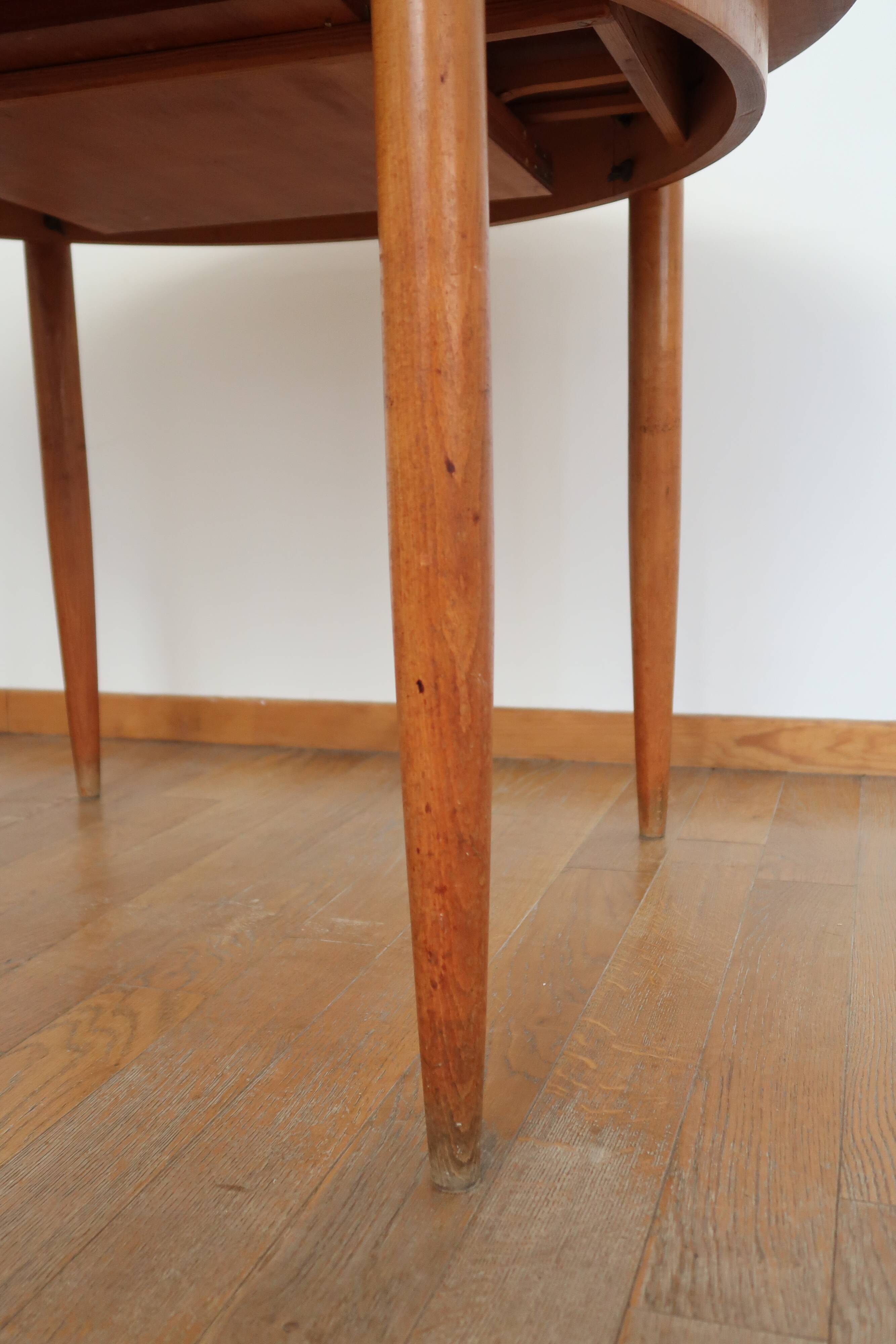 Extendable Scandinavian Round Table
