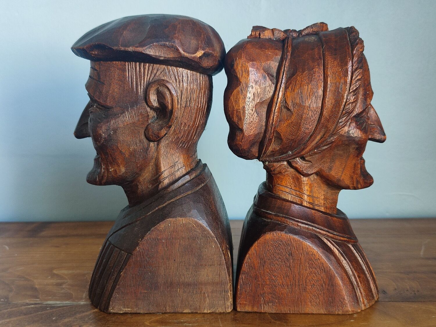 Serre livre en bois sculpté vintage