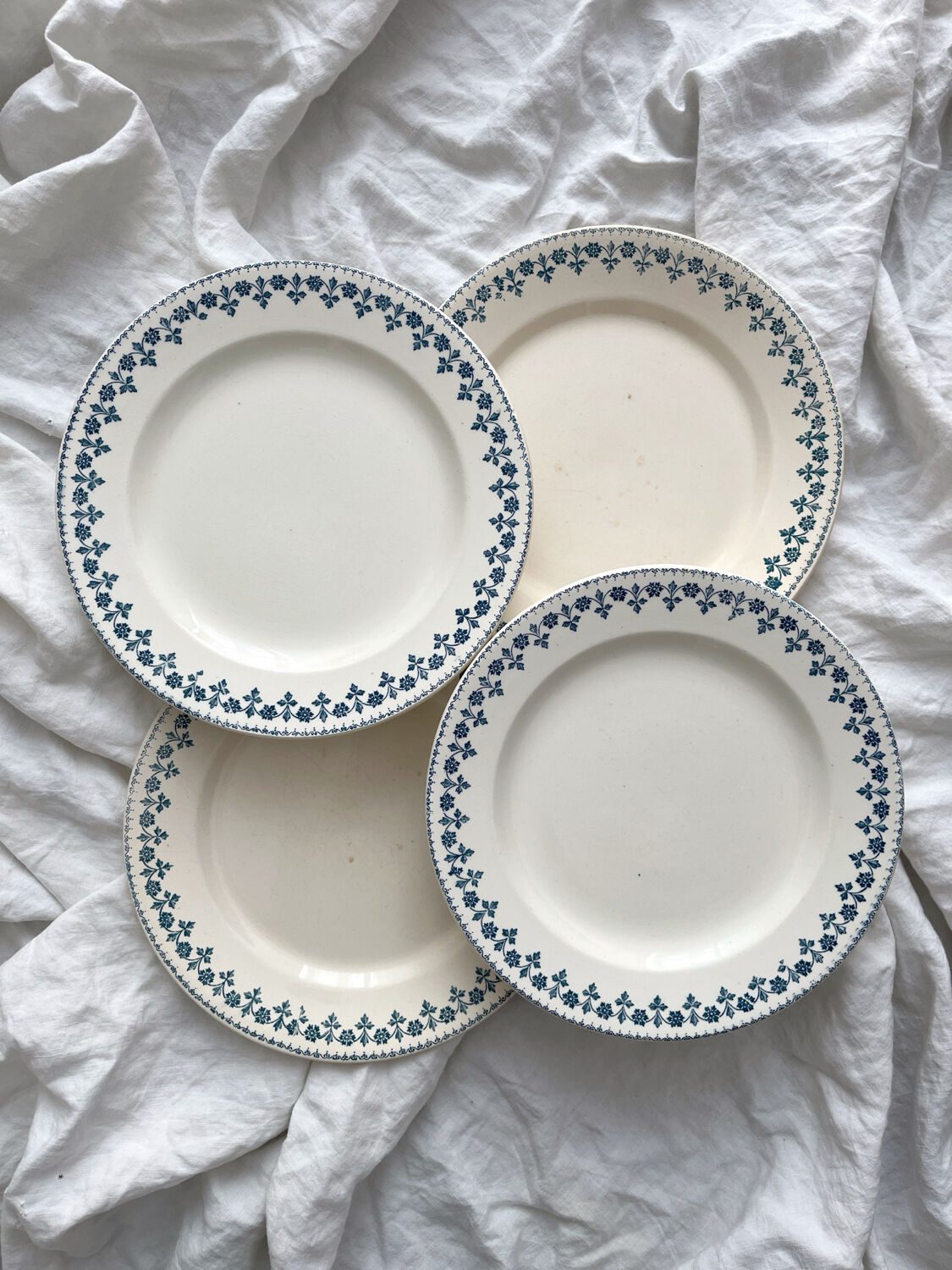 4 flat plates in “Barbeaux” ironstone, Clairefontaine earthenware
