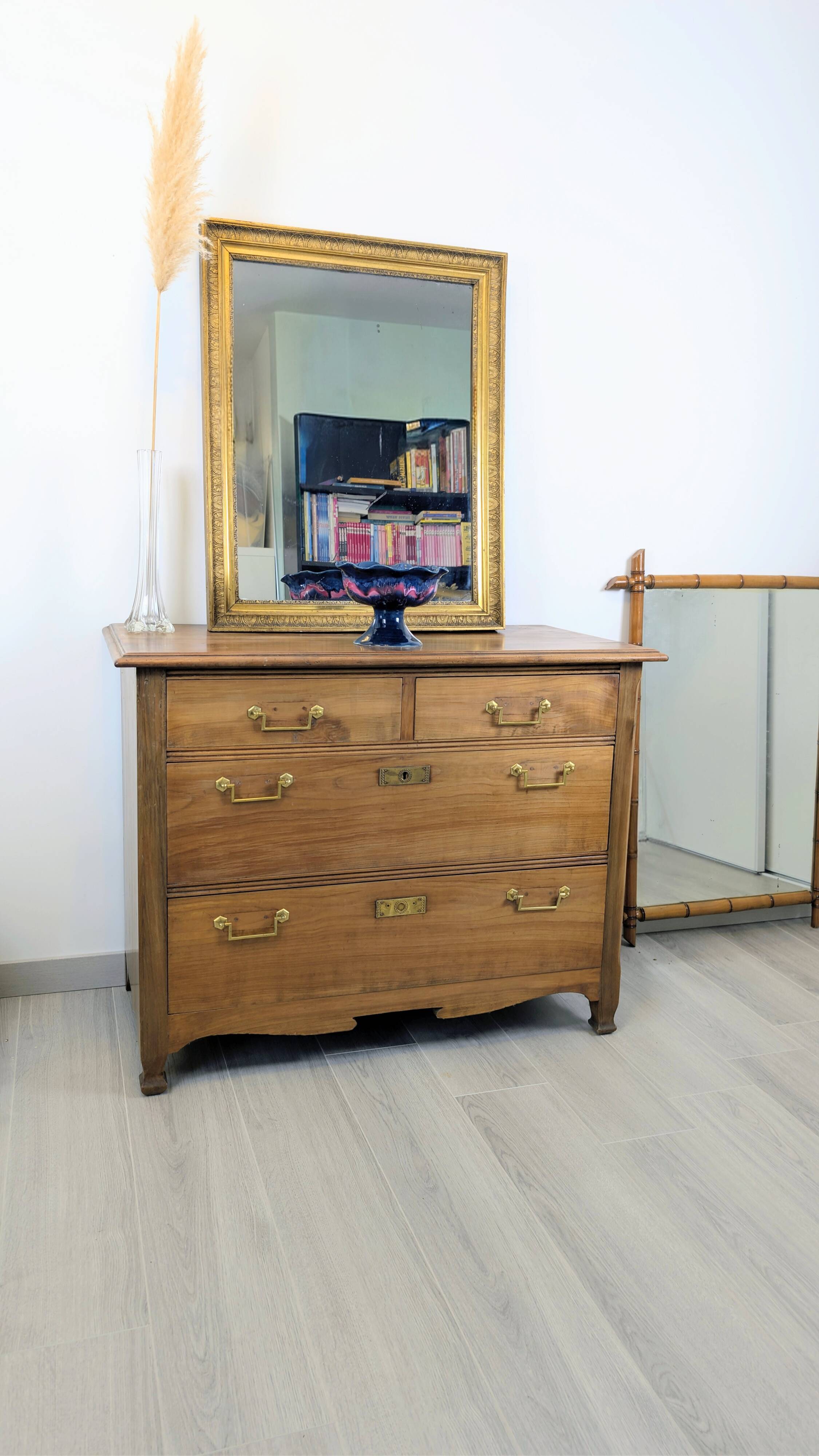 Antique marine chest of drawers in solid wood – charm and maritime spirit