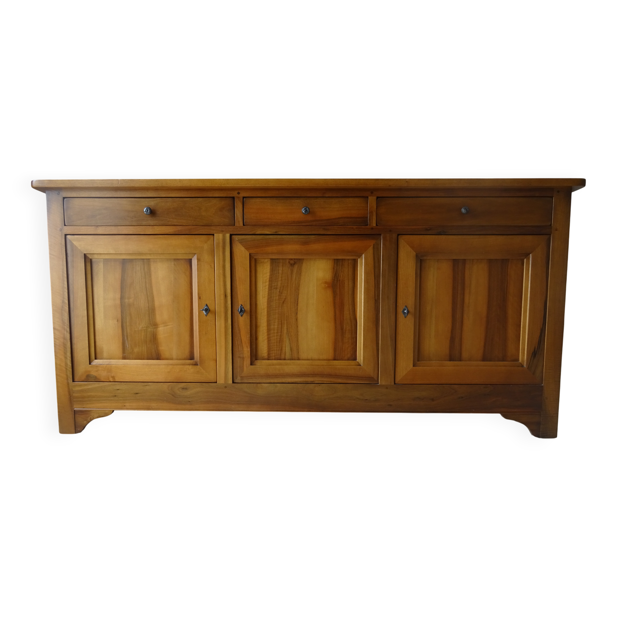 Very much in solid walnut, 3 doors.