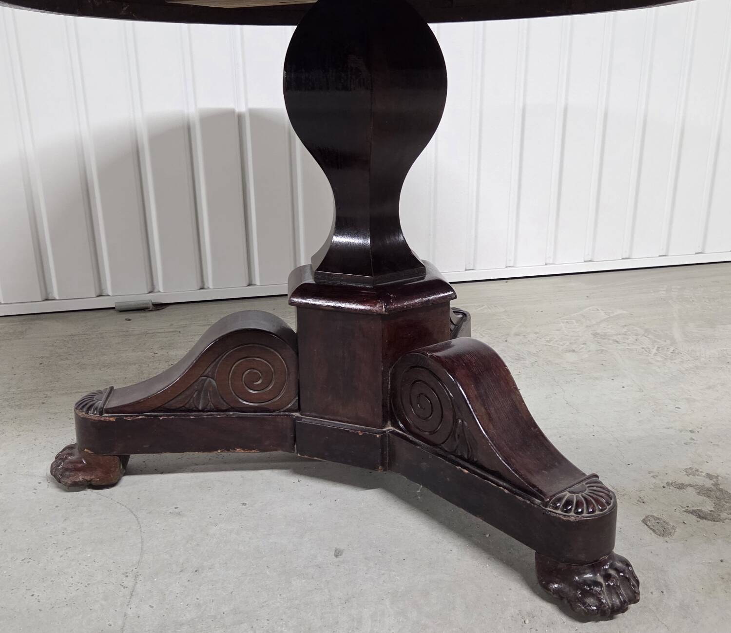 Mahogany and marble gueridon from the Restoration period.