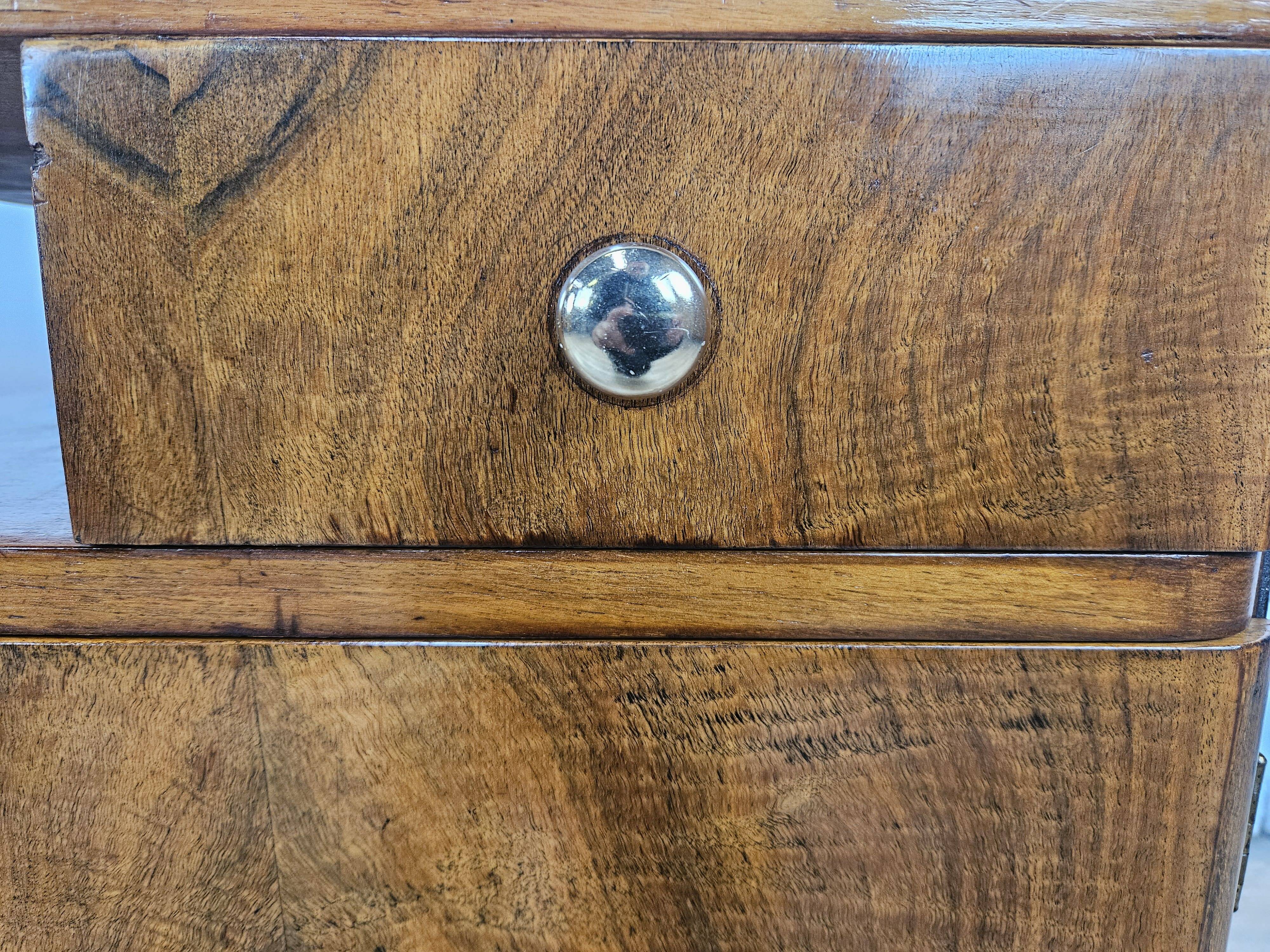 Art Decò bedside tables in walnut and brass, 1940