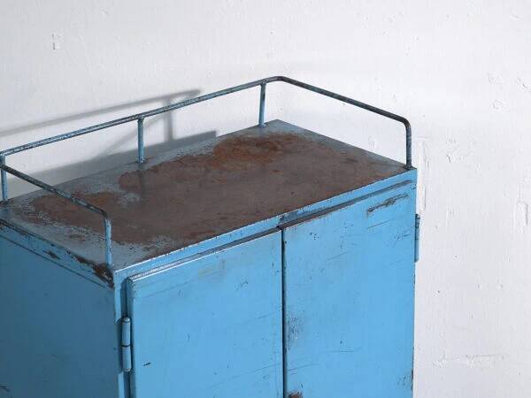 Armoire vintage de style industriel avec patine bleue (c.1950)