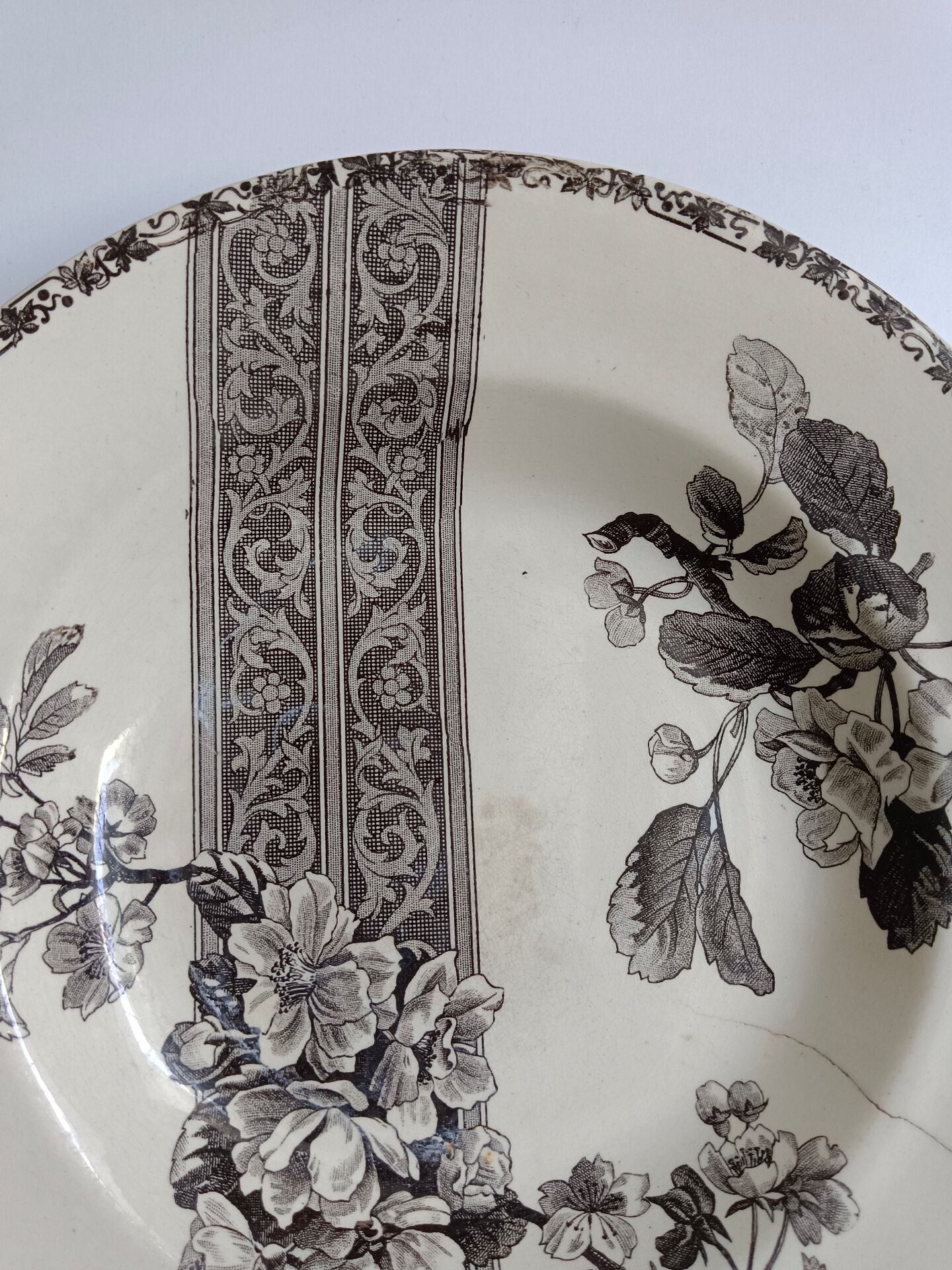 Hollow decorative plate Choisy-le-Roi black flowers and border