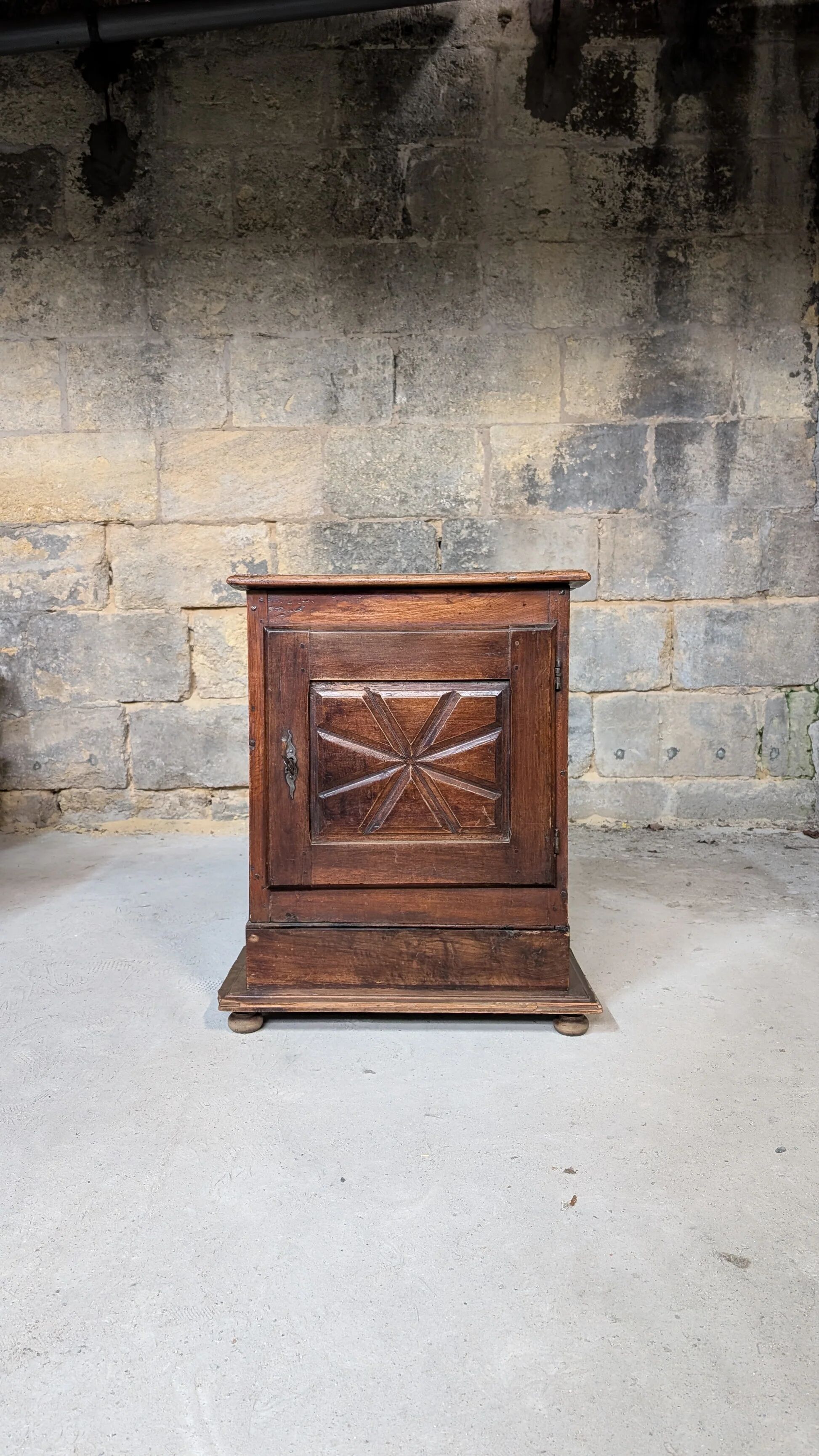 One-door sideboard