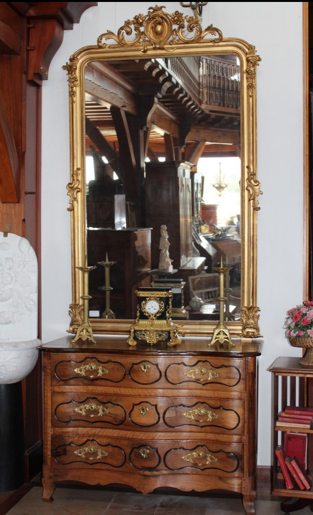 Crossbow in 18th century Walnut Louis XV Dresser