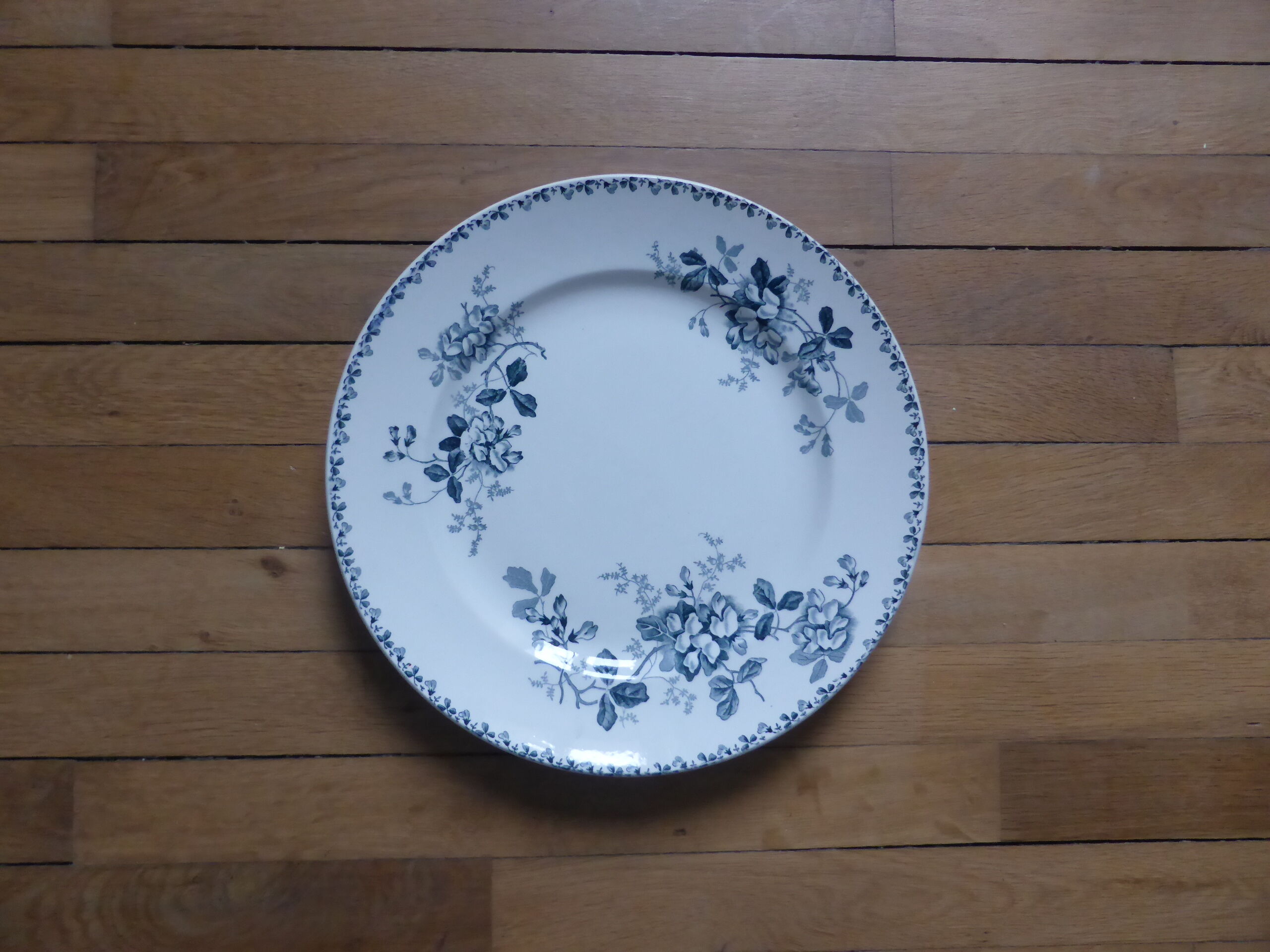 Round service dish in St Amand iron earth and Hamage model Acacia