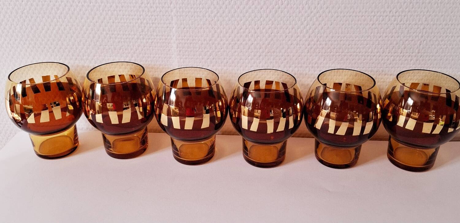 Carafe and its amber/golden glasses from the 70s.