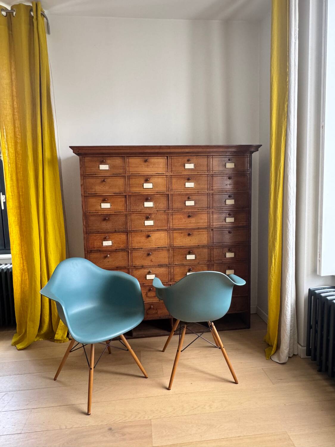 2 Vitra armchairs by Eames