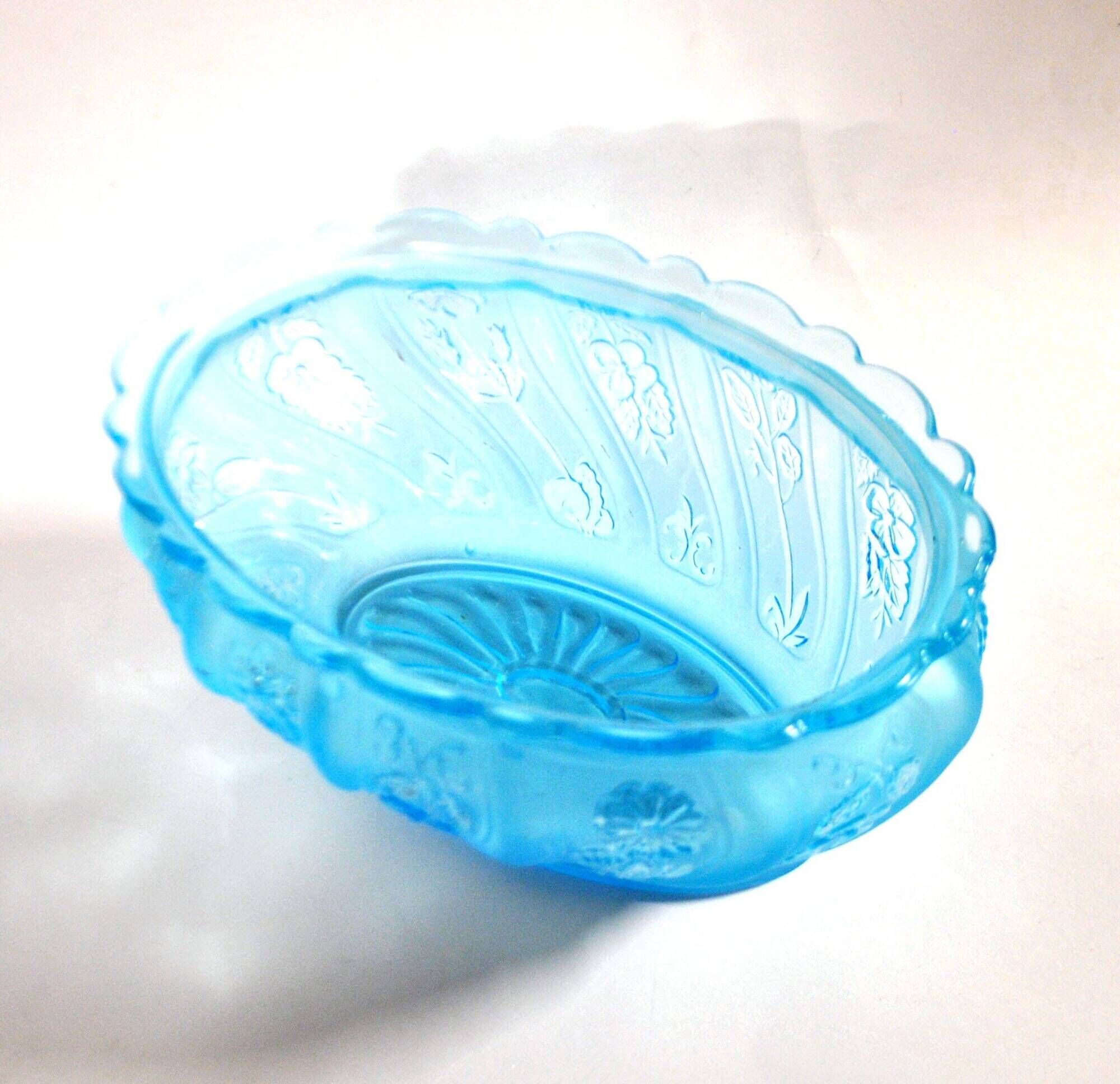 Old oval coupe basket in moulded blue glass, frosted acid, 1900.