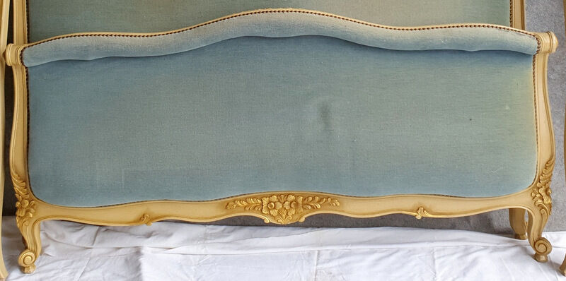 Lit corbeille bois ceruse blanc et dorure velours bleu clair