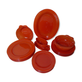 Service de table assiettes et plats en verre rouge