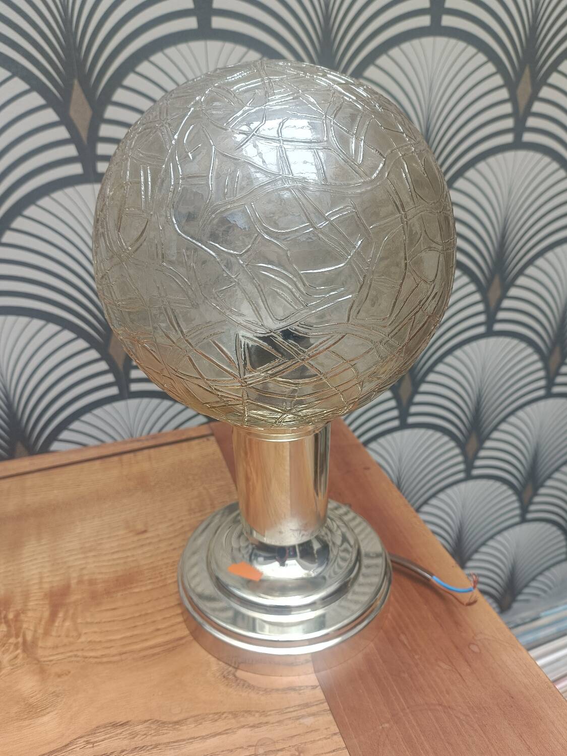 Applique avec globe en verre moulé ambré